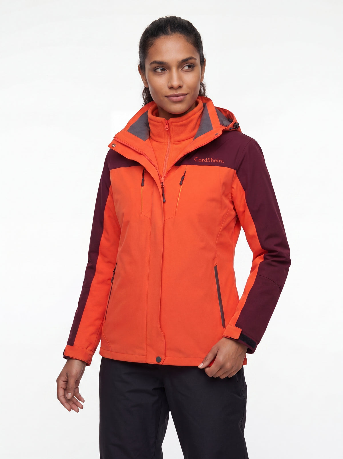 Pose frontal da Jaqueta 3 em 1 Cordilheira Thermal Shield com logo no peito, Roupa da Marca Cordilheira com Boa proteção Confiável para outdoor.