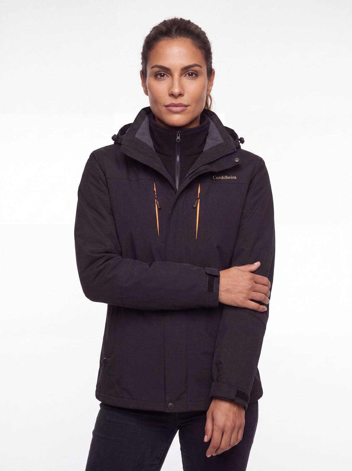 Modelo usando Jaqueta 3 em 1 Cordilheira Thermal Shield em fundo branco, Roupa da Marca Cordilheira com Boa apresentação e visual Confiável.