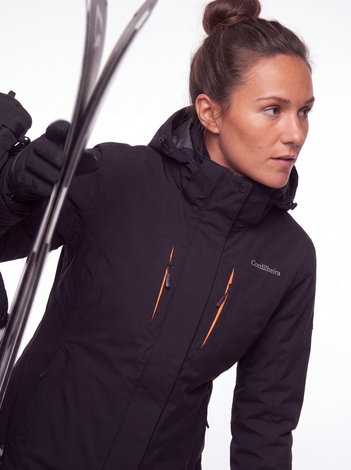 Mulher usando Jaqueta 3 em 1 Cordilheira Thermal Shield em close-up, Roupa da Marca Cordilheira com Boa proteção Confiável para neve, vento e frio.