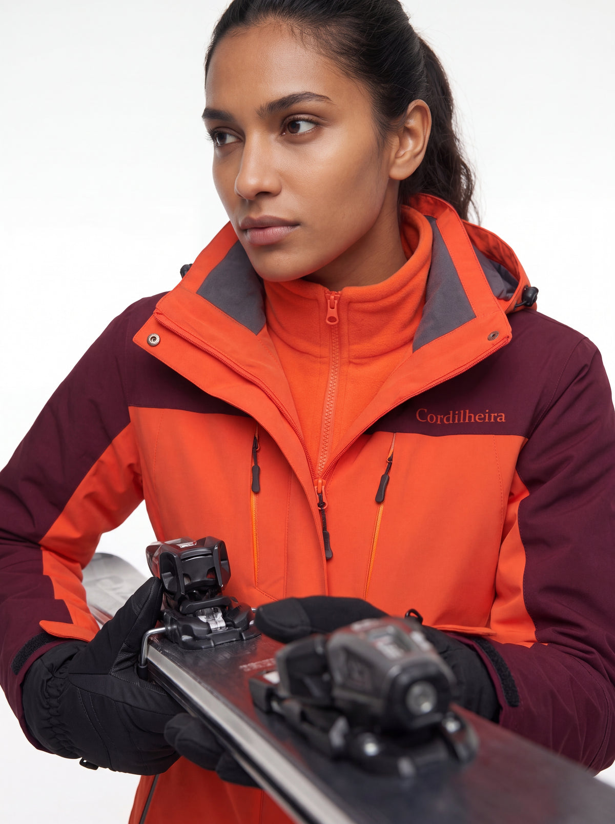 Editorial close-up da Jaqueta 3 em 1 Cordilheira Thermal Shield para ski, Roupa da Marca Cordilheira com Boa qualidade e acabamento Confiável.