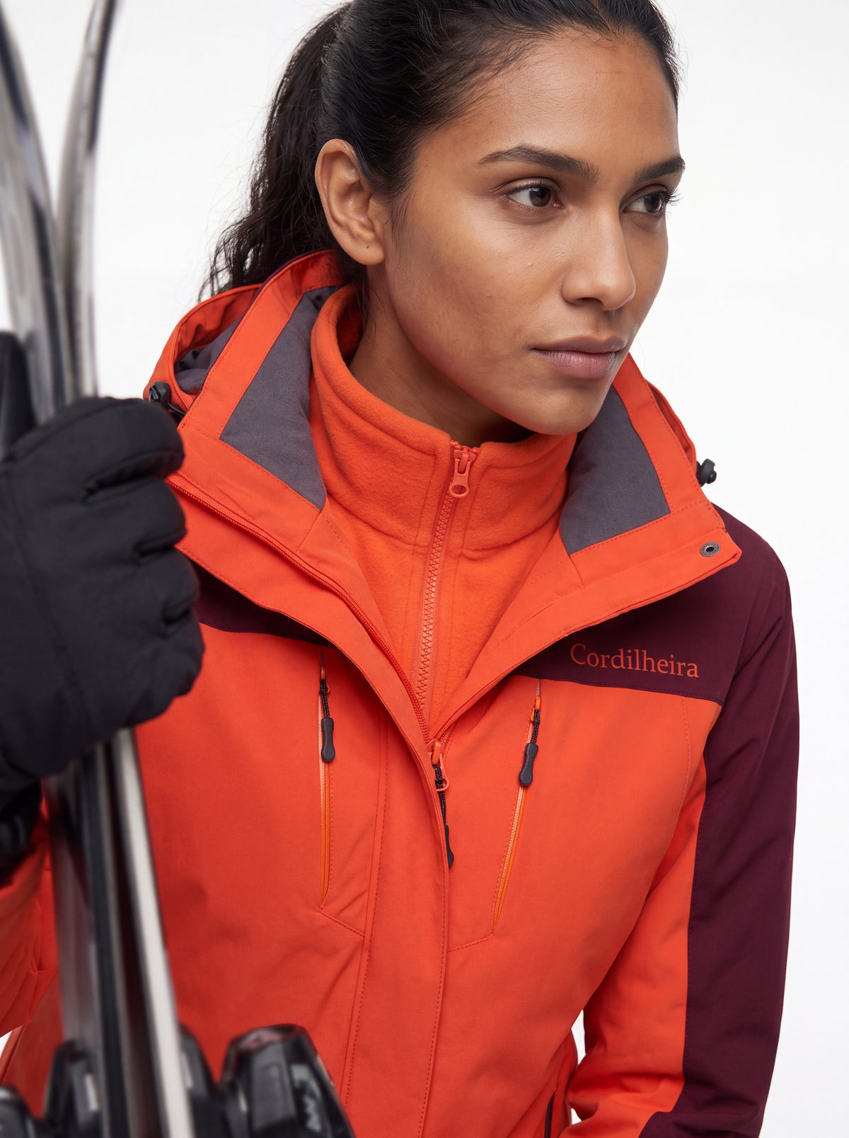 Mulher usando Jaqueta 3 em 1 Cordilheira Thermal Shield em ambiente de ski, Roupa da Marca Cordilheira com Boa proteção Confiável para neve e frio.