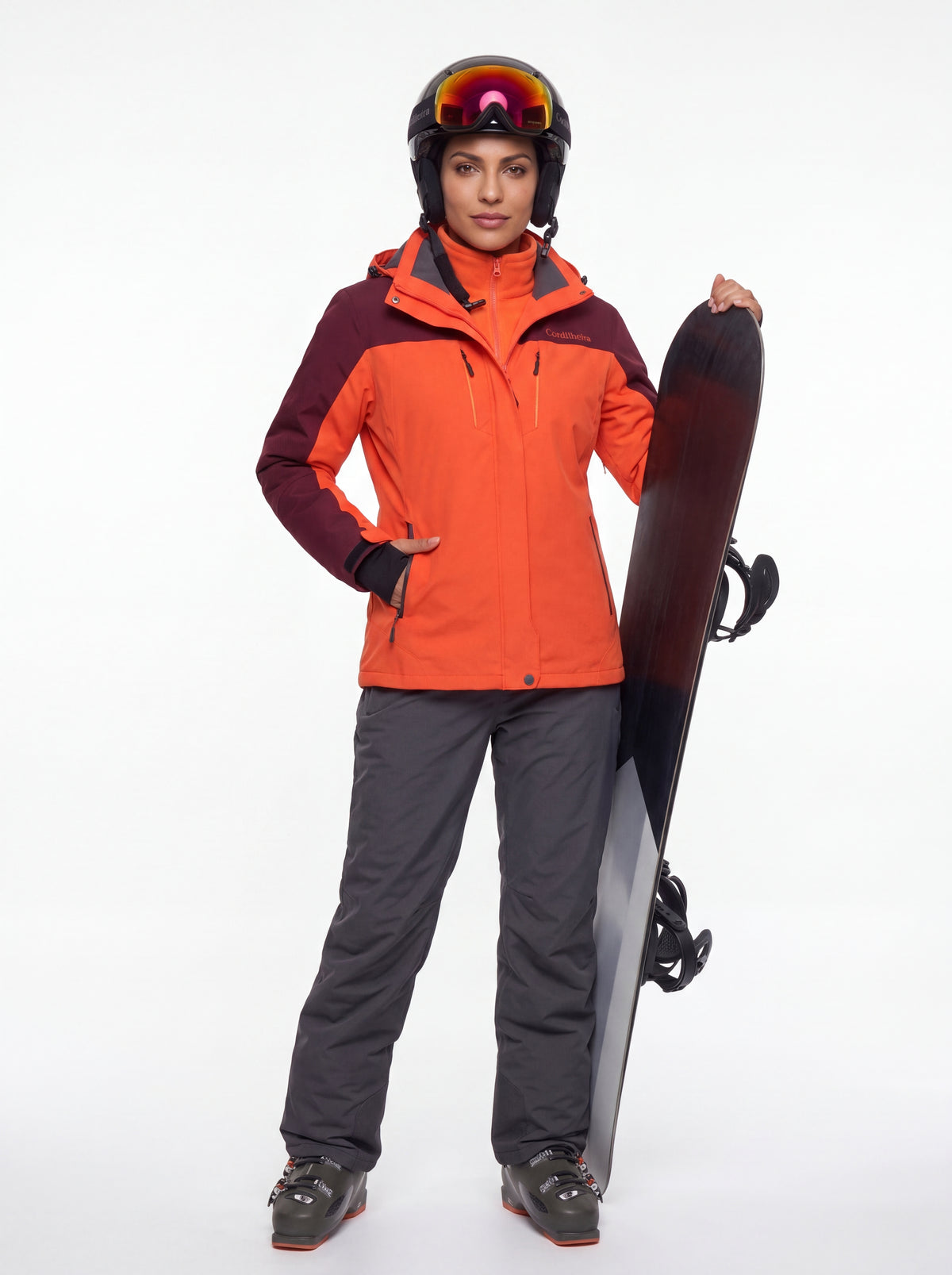 Modelo com Jaqueta 3 em 1 Cordilheira Thermal Shield em pose de inverno, Roupa da Marca Cordilheira com Boa resistência e uso Confiável para ski e neve.