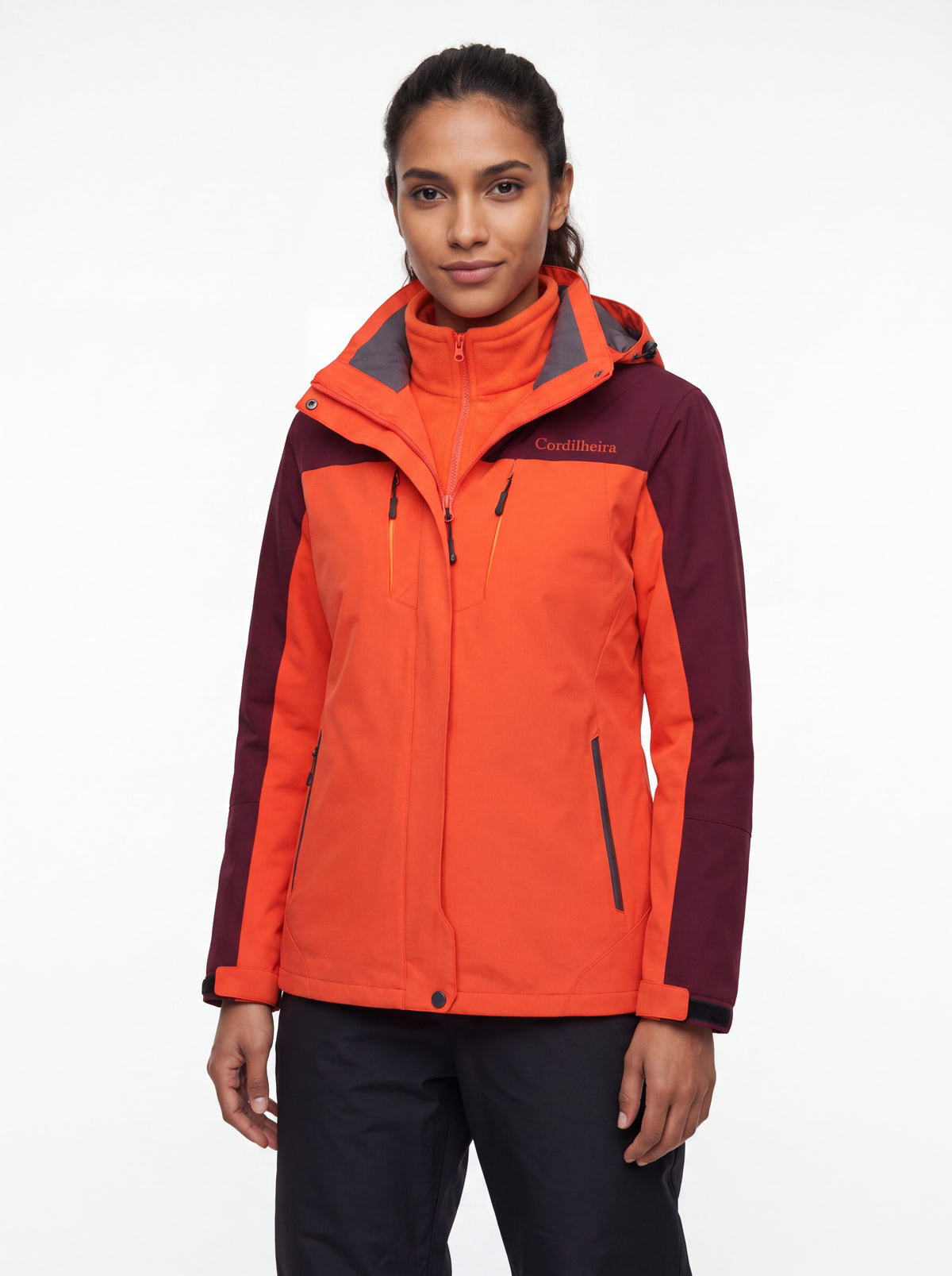 Modelo usando Jaqueta 3 em 1 Cordilheira Thermal Shield preta, Roupa da Marca Cordilheira com Boa qualidade e proteção Confiável para frio intenso.