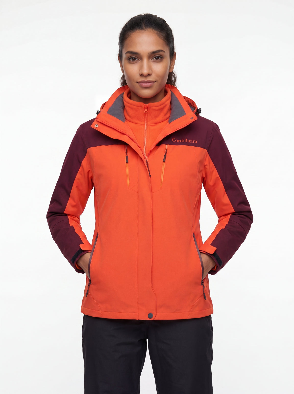 Pose mantendo logo da Jaqueta 3 em 1 Cordilheira Thermal Shield, Roupa da Marca Cordilheira com Boa qualidade e apresentação Confiável.