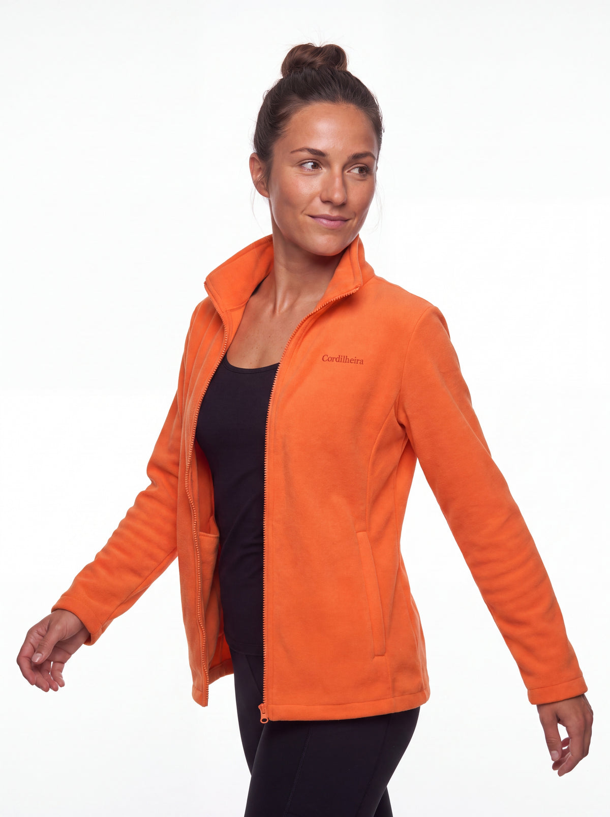 Modelo usando Jaqueta 3 em 1 Cordilheira Thermal Shield com logo em 4K, Roupa da Marca Cordilheira com Boa qualidade Confiável para inverno.