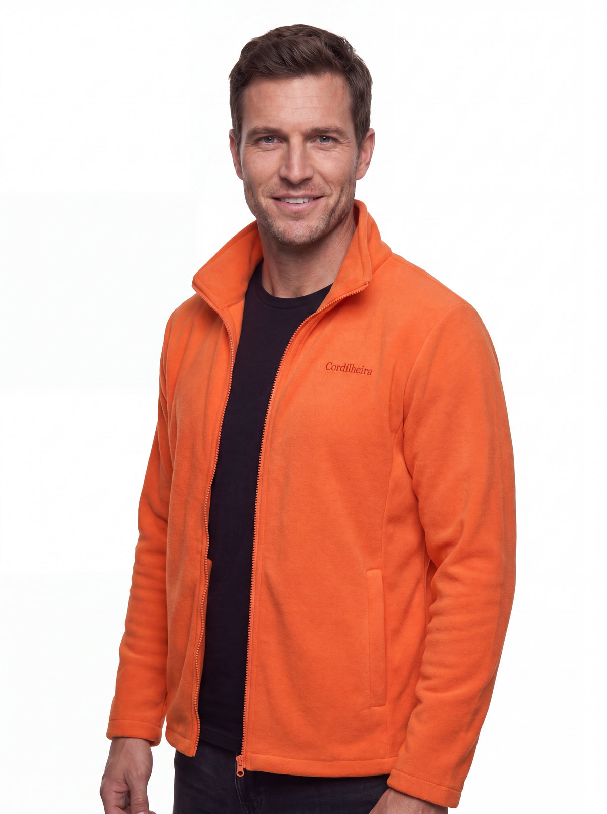 Modelo vestindo Jaqueta 3 em 1 Cordilheira Thermal Shield com logo visível, Roupa da Marca Cordilheira com Boa qualidade Confiável.