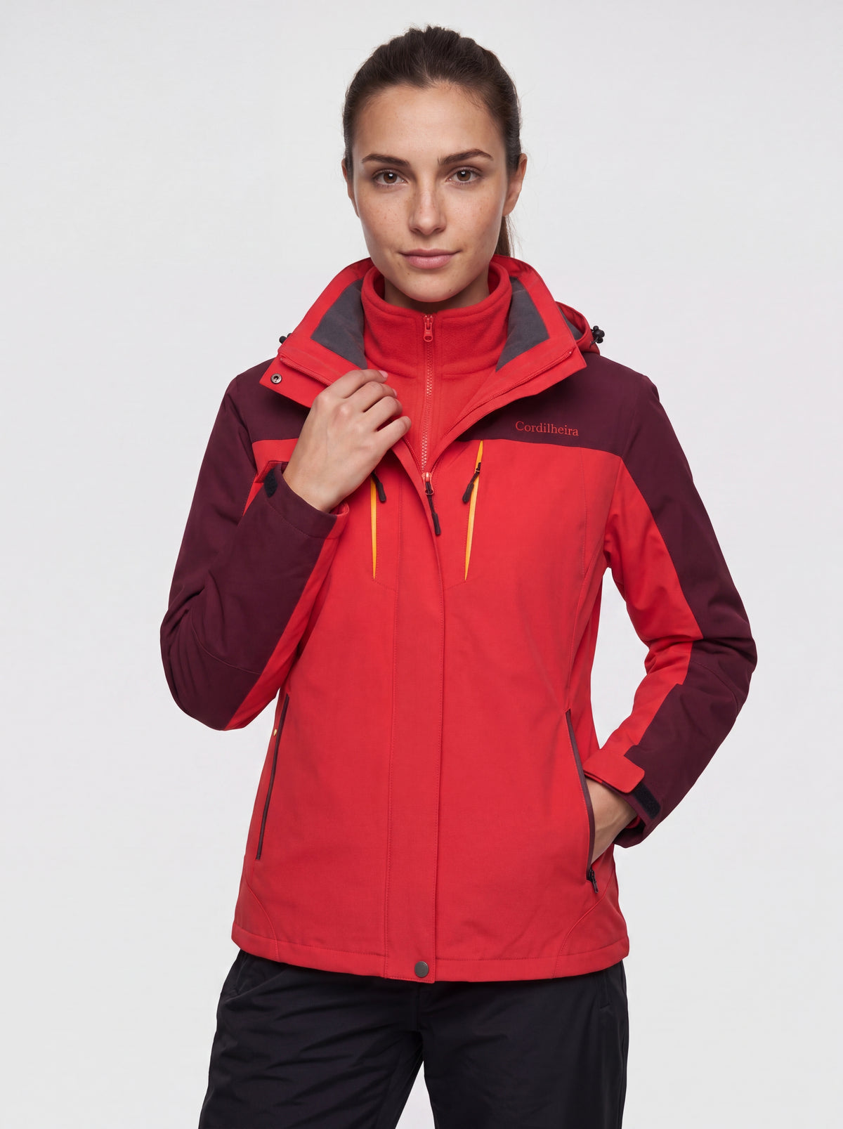 Pose sem distorcer a logo da Jaqueta 3 em 1 Cordilheira Thermal Shield, Roupa da Marca Cordilheira com Boa apresentação e acabamento Confiável.