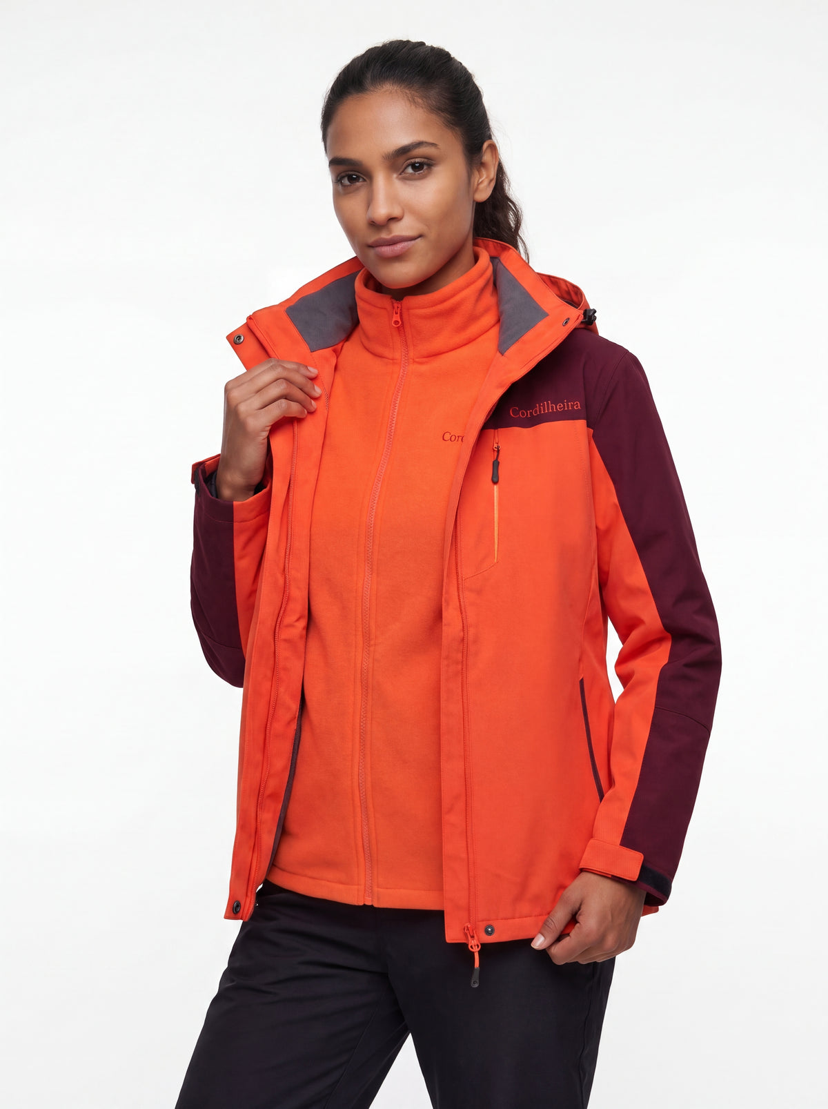 Modelo com logo preservada na Jaqueta 3 em 1 Cordilheira Thermal Shield, Roupa da Marca Cordilheira com Boa resistência e acabamento Confiável.
