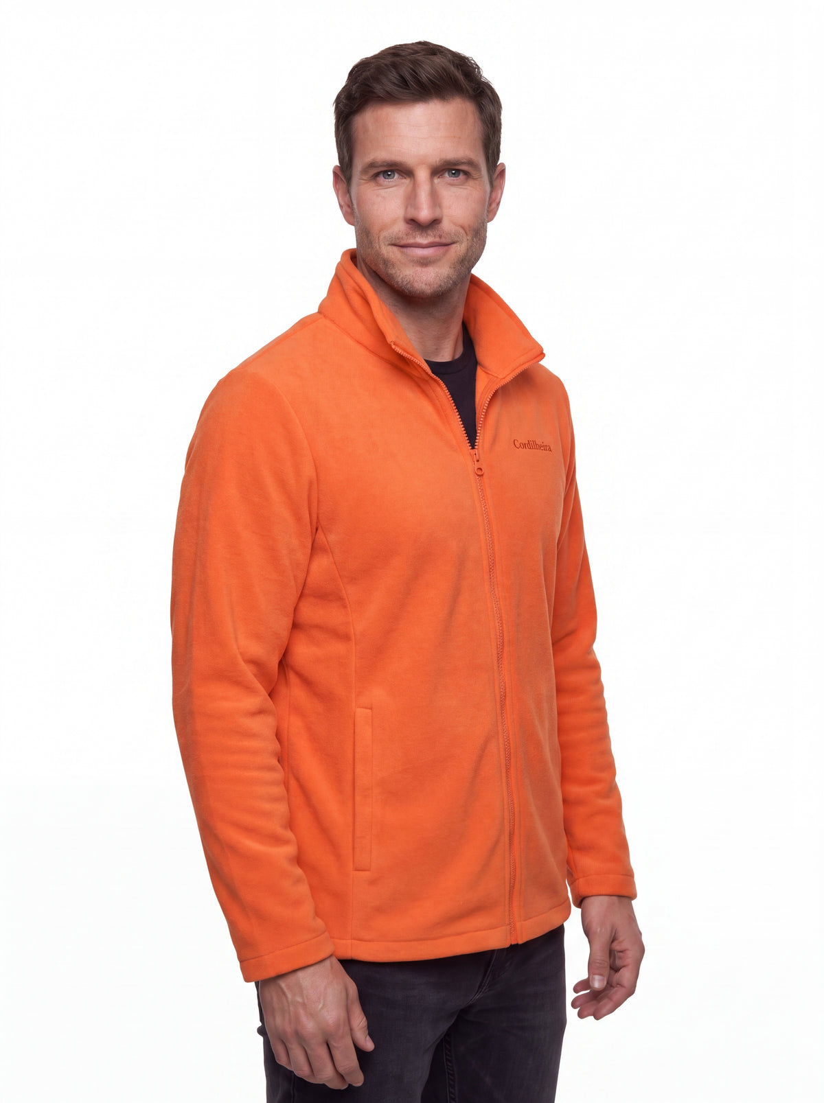 Modelo usando Jaqueta 3 em 1 Cordilheira Thermal Shield com logotipo, Roupa da Marca Cordilheira com Boa resistência e acabamento Confiável.