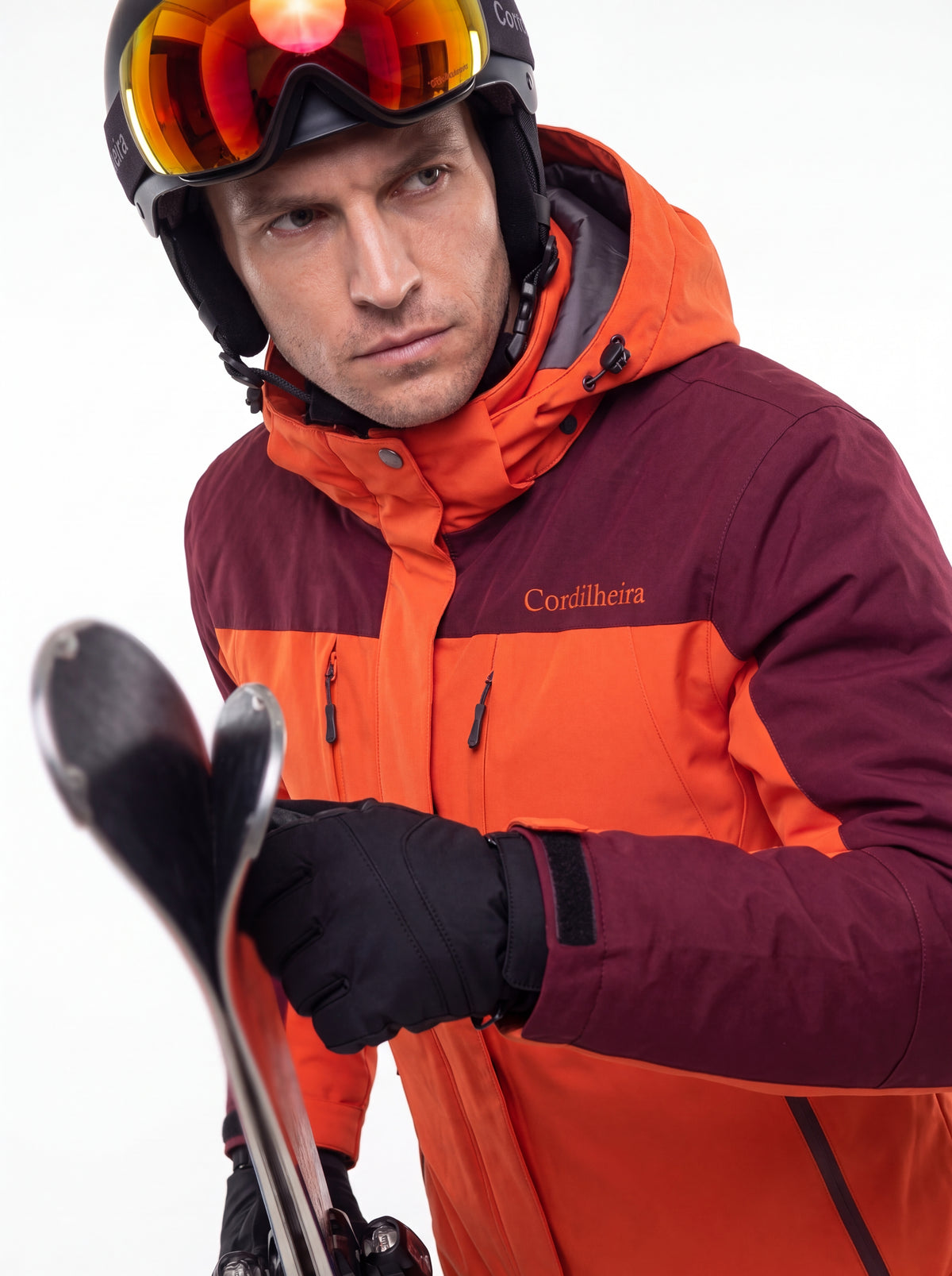 Homem usando Jaqueta 3 em 1 Cordilheira Thermal Shield para ski em 4K, Roupa da Marca Cordilheira com Boa resistência e proteção Confiável.