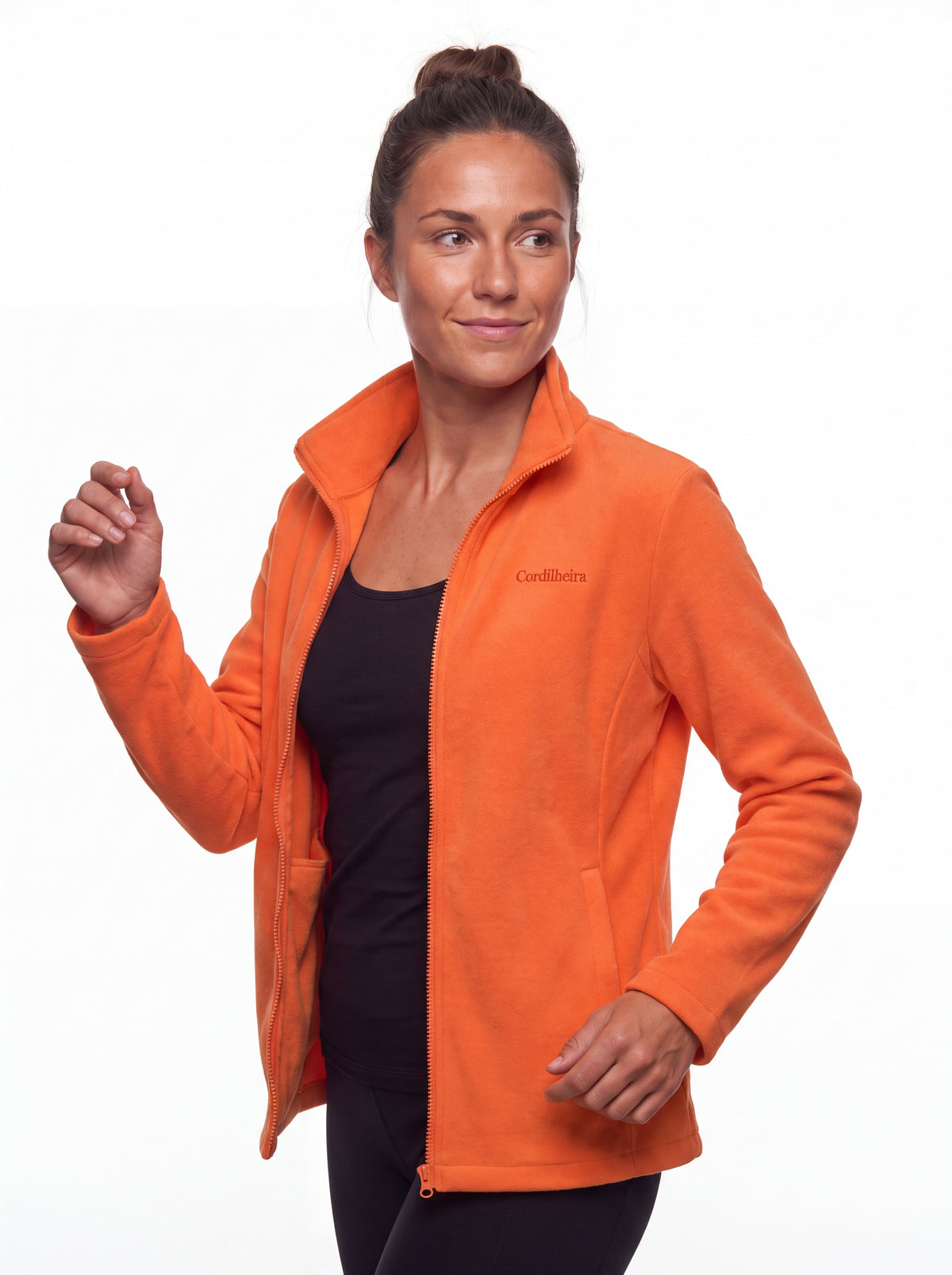 Modelo com Jaqueta 3 em 1 Cordilheira Thermal Shield em fundo branco, Roupa da Marca Cordilheira com Boa modelagem e acabamento Confiável.