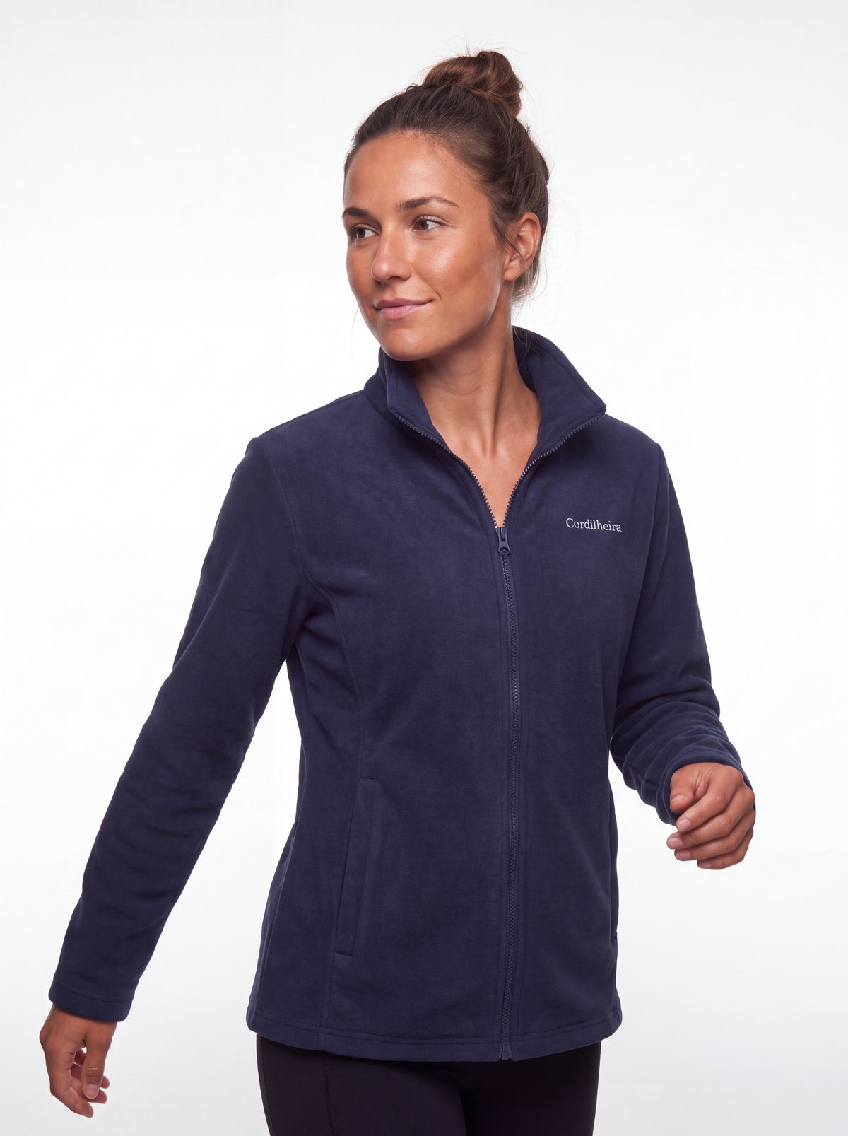 Modelo usando Jaqueta 3 em 1 Cordilheira Thermal Shield em 4K, Roupa da Marca Cordilheira com Boa resistência e conforto Confiável.