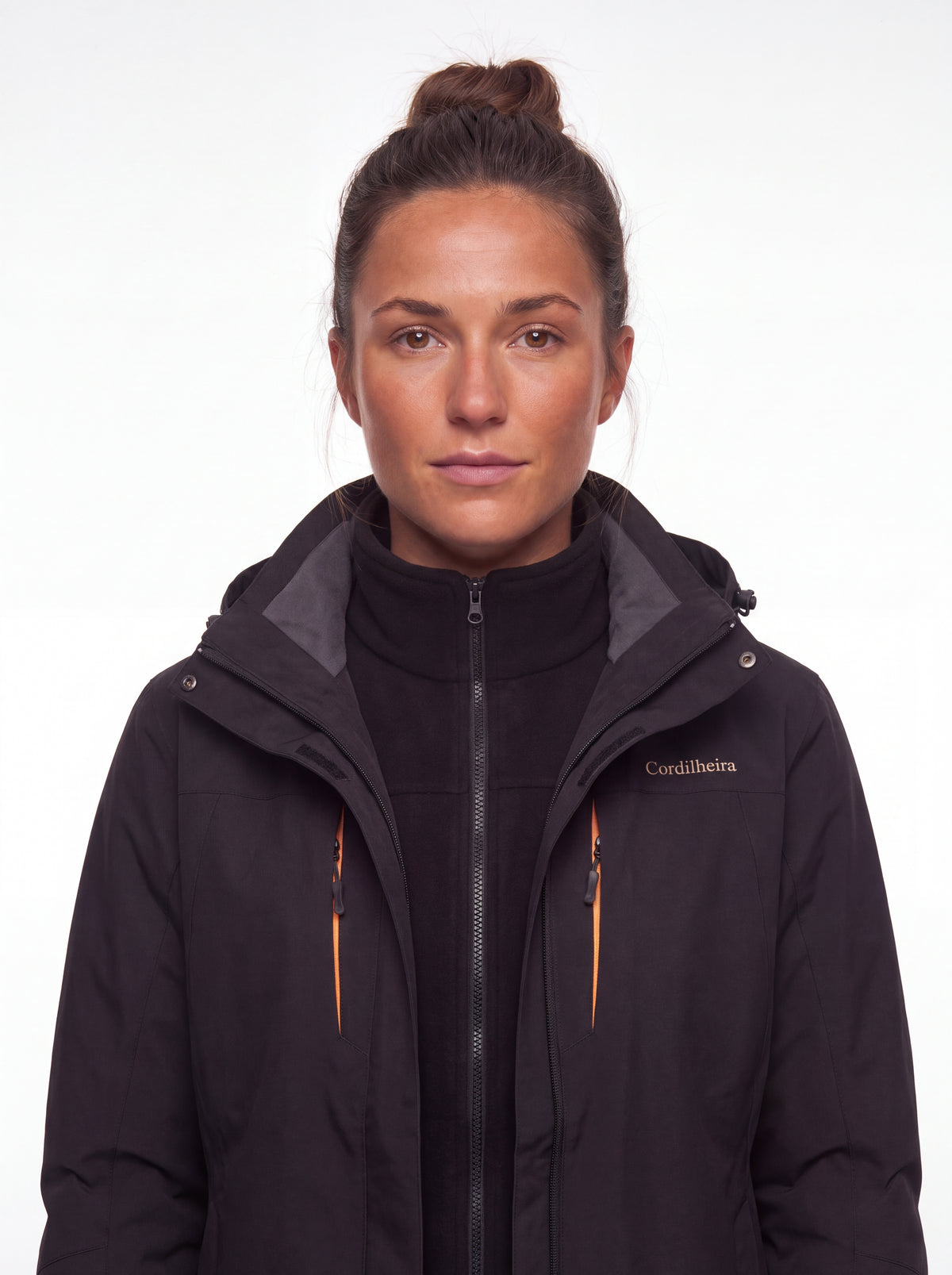 Modelo usando Jaqueta 3 em 1 Cordilheira Thermal Shield em 4K, Roupa da Marca Cordilheira com Boa proteção e uso Confiável para inverno.