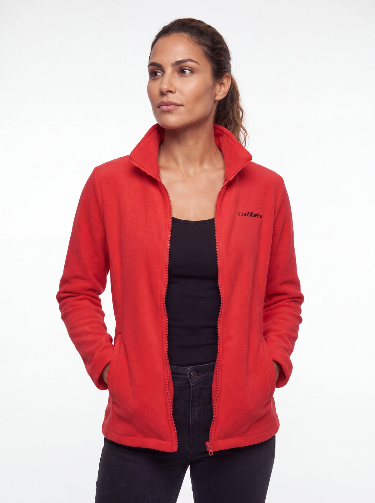 Modelo usando Jaqueta 3 em 1 Cordilheira Thermal Shield em 4K, Roupa da Marca Cordilheira com Boa proteção e visual Confiável para inverno.