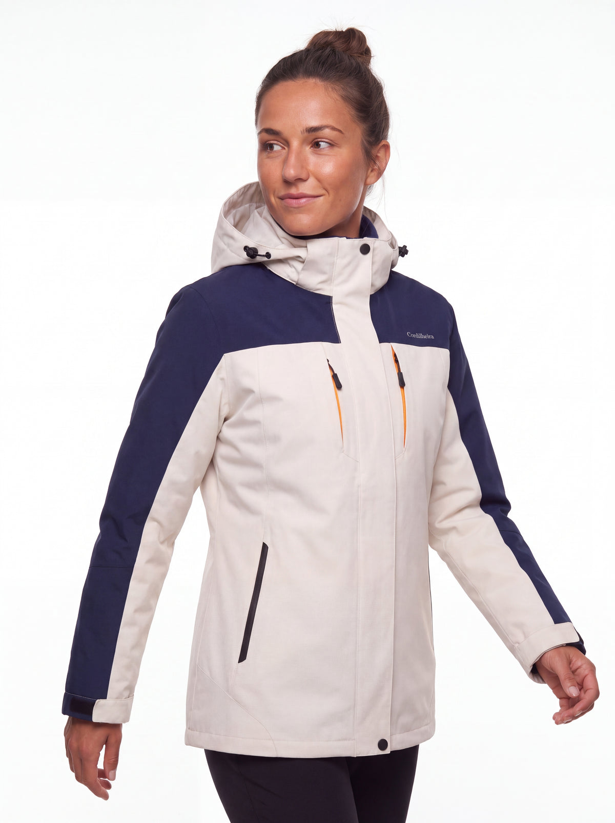 Modelo usando Jaqueta 3 em 1 Cordilheira Thermal Shield em 4K, Roupa da Marca Cordilheira com Boa qualidade Confiável para neve.