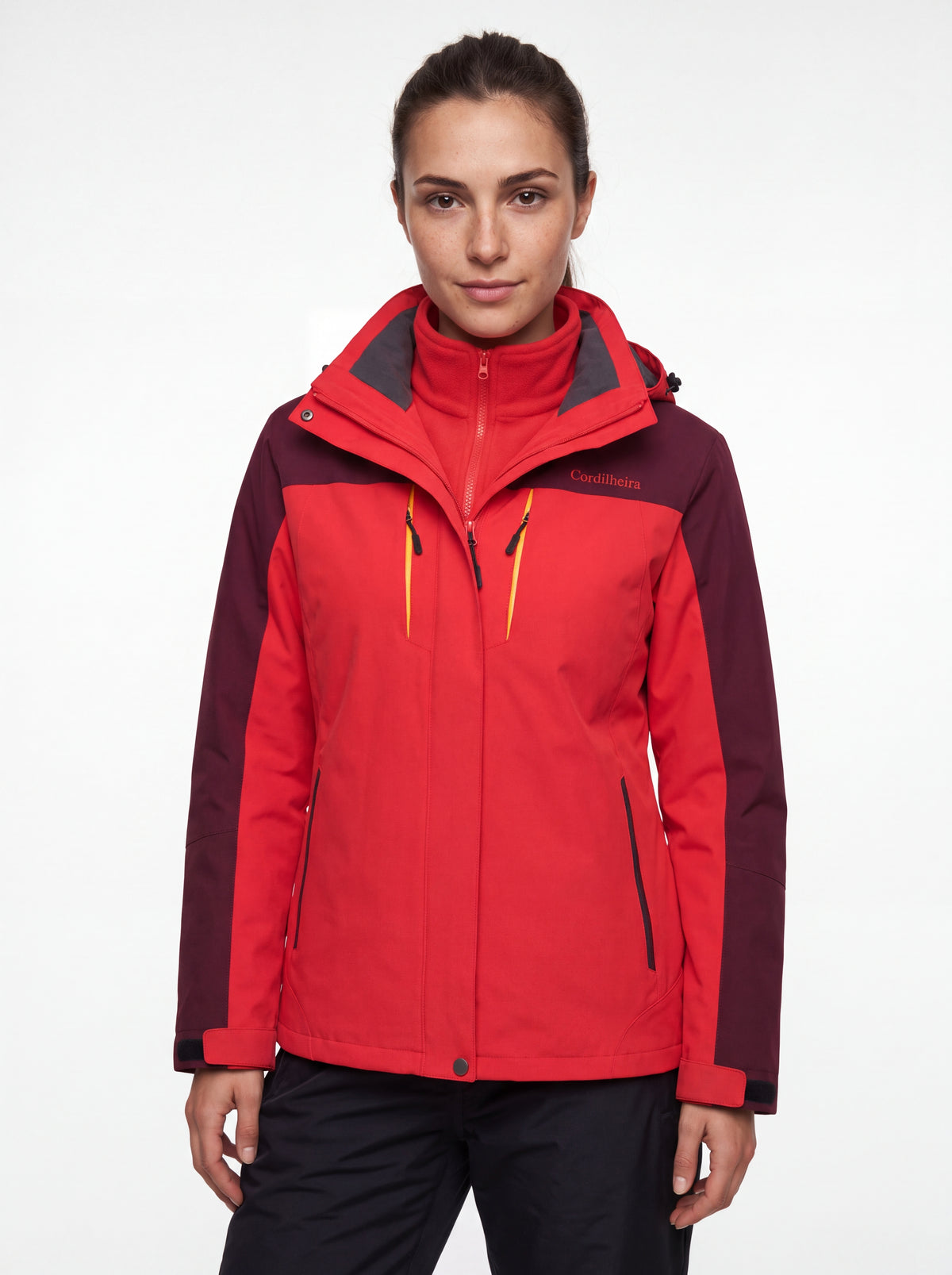 Modelo usando Jaqueta 3 em 1 Cordilheira Thermal Shield em foto de produto, Roupa da Marca Cordilheira com Boa qualidade Confiável para inverno.