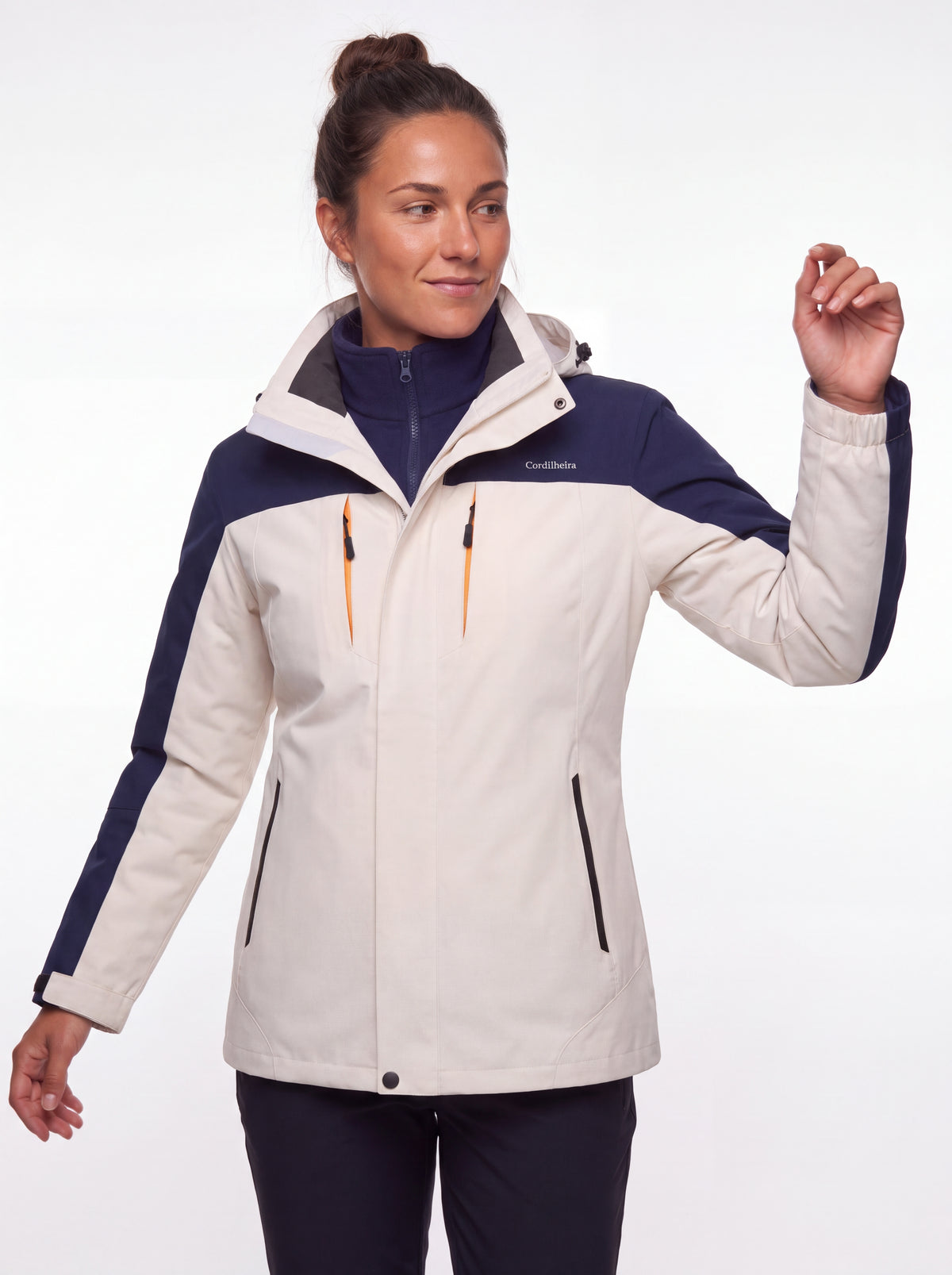 Modelo posando com Jaqueta 3 em 1 Cordilheira Thermal Shield em 4K, Roupa da Marca Cordilheira com Boa qualidade e proteção Confiável.