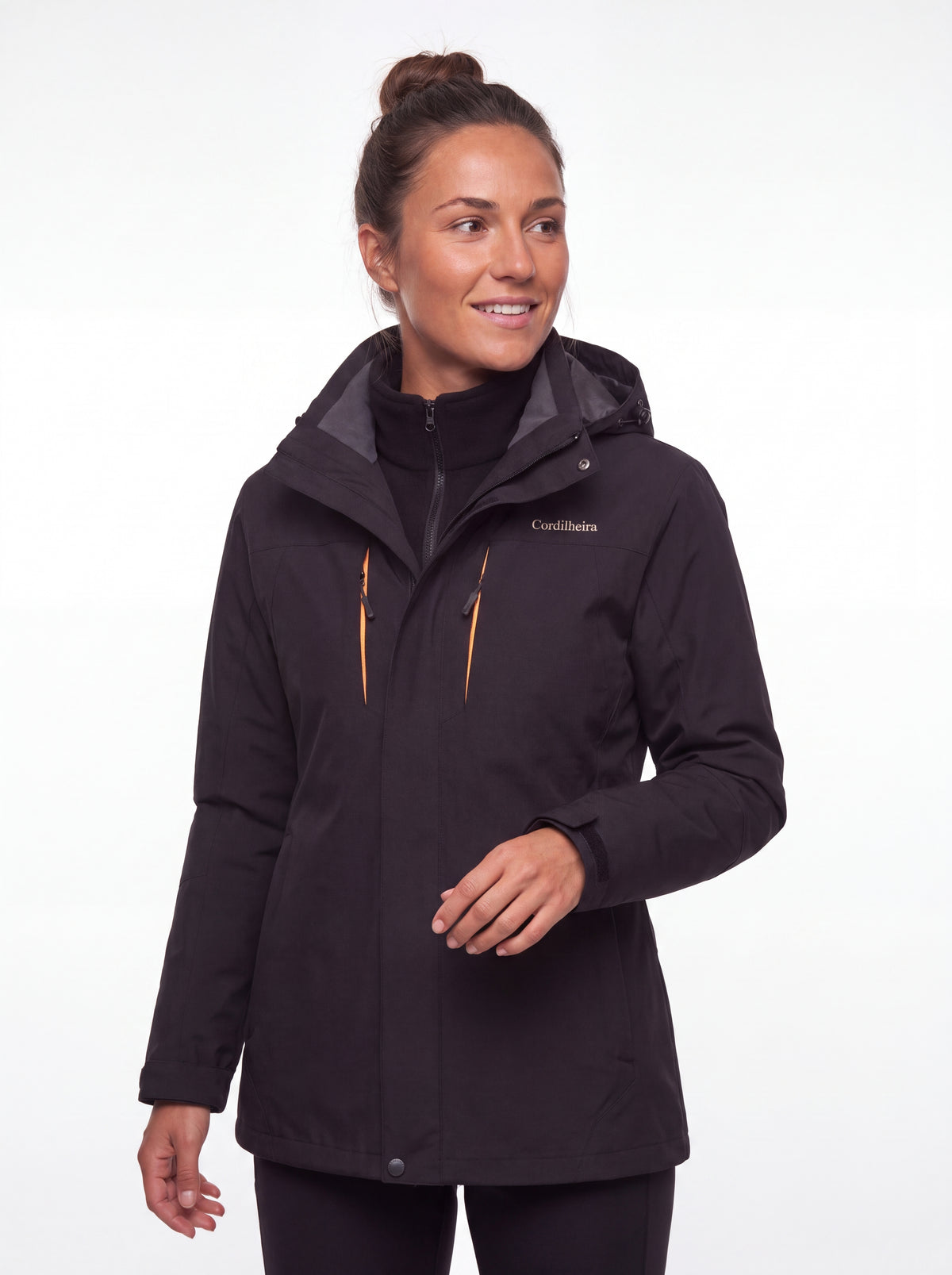 Modelo posando com Jaqueta 3 em 1 Cordilheira Thermal Shield, Roupa da Marca Cordilheira com Boa resistência e proteção Confiável.