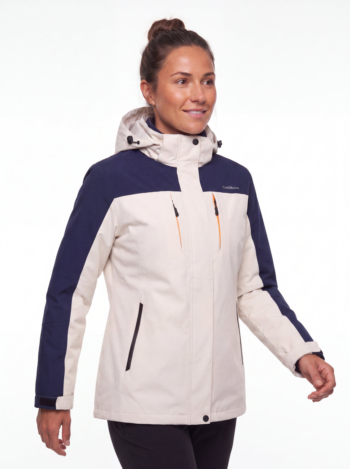 Modelo posando com Jaqueta 3 em 1 Cordilheira Thermal Shield, Roupa da Marca Cordilheira com Boa resistência e uso Confiável para inverno.