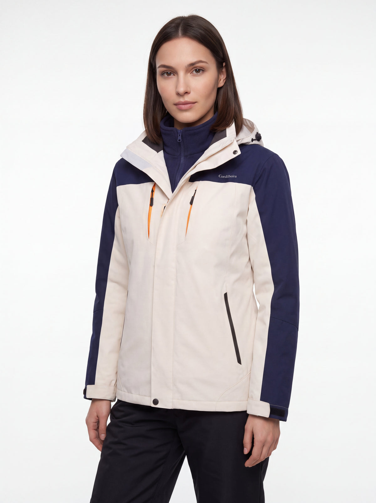 Modelo com Jaqueta 3 em 1 Cordilheira Thermal Shield em pose de produto, Roupa da Marca Cordilheira com Boa qualidade e uso Confiável para inverno.