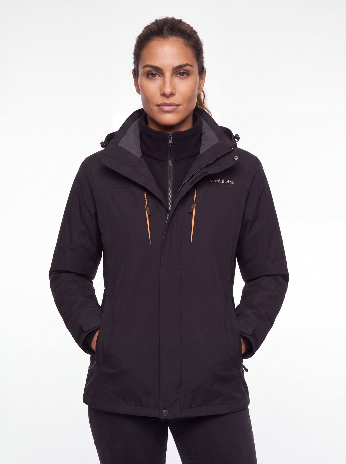 Modelo com Jaqueta 3 em 1 Cordilheira Thermal Shield em foto 4K, Roupa da Marca Cordilheira com Boa proteção Confiável para neve.