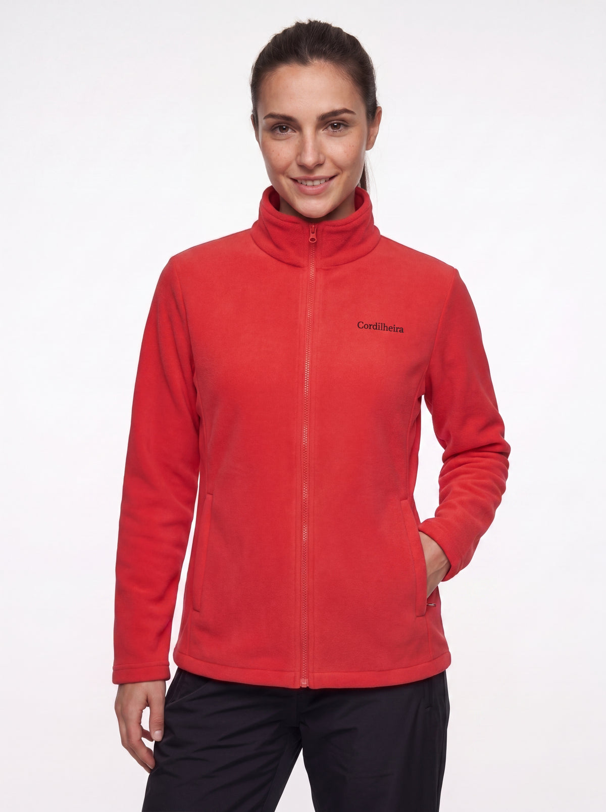 Pose preservando a logo da Jaqueta 3 em 1 Cordilheira Thermal Shield, Roupa da Marca Cordilheira com Boa resistência e visual Confiável.