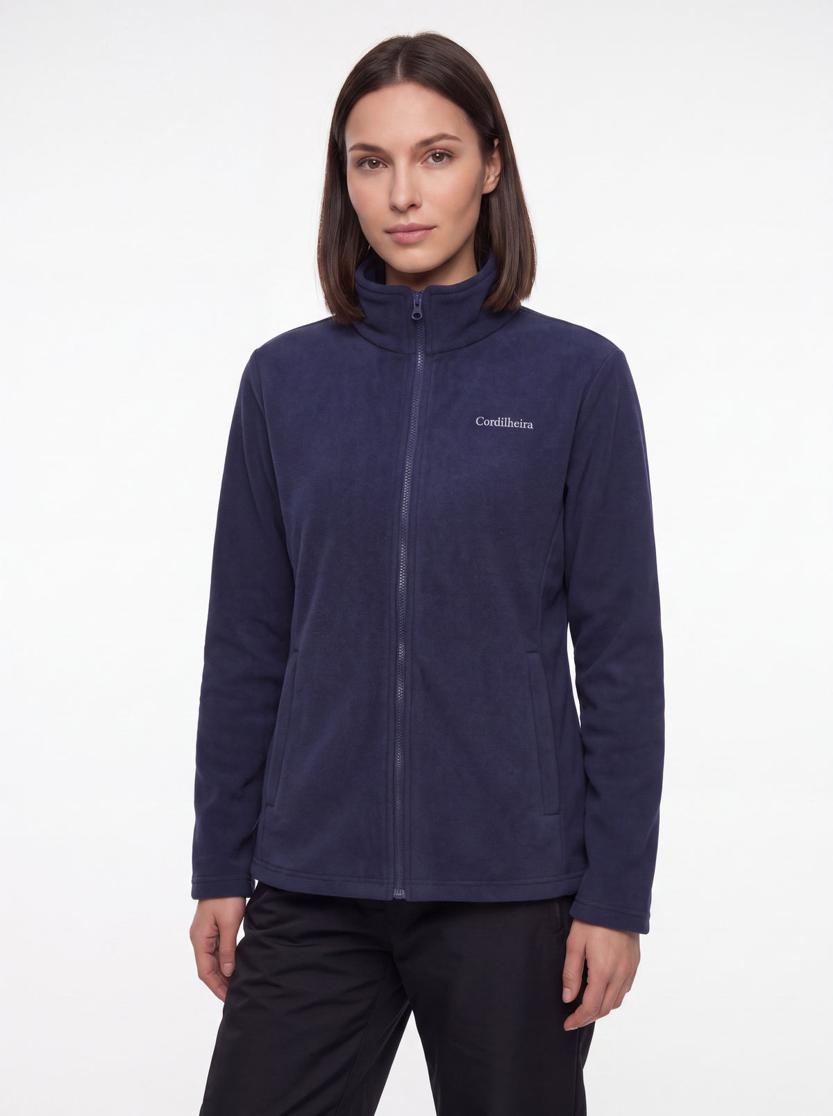 Modelo utilizando segunda camada da Jaqueta 3 em 1 Cordilheira Thermal Shield em 4K, Roupa da Marca Cordilheira com Boa versatilidade e conforto Confiável.