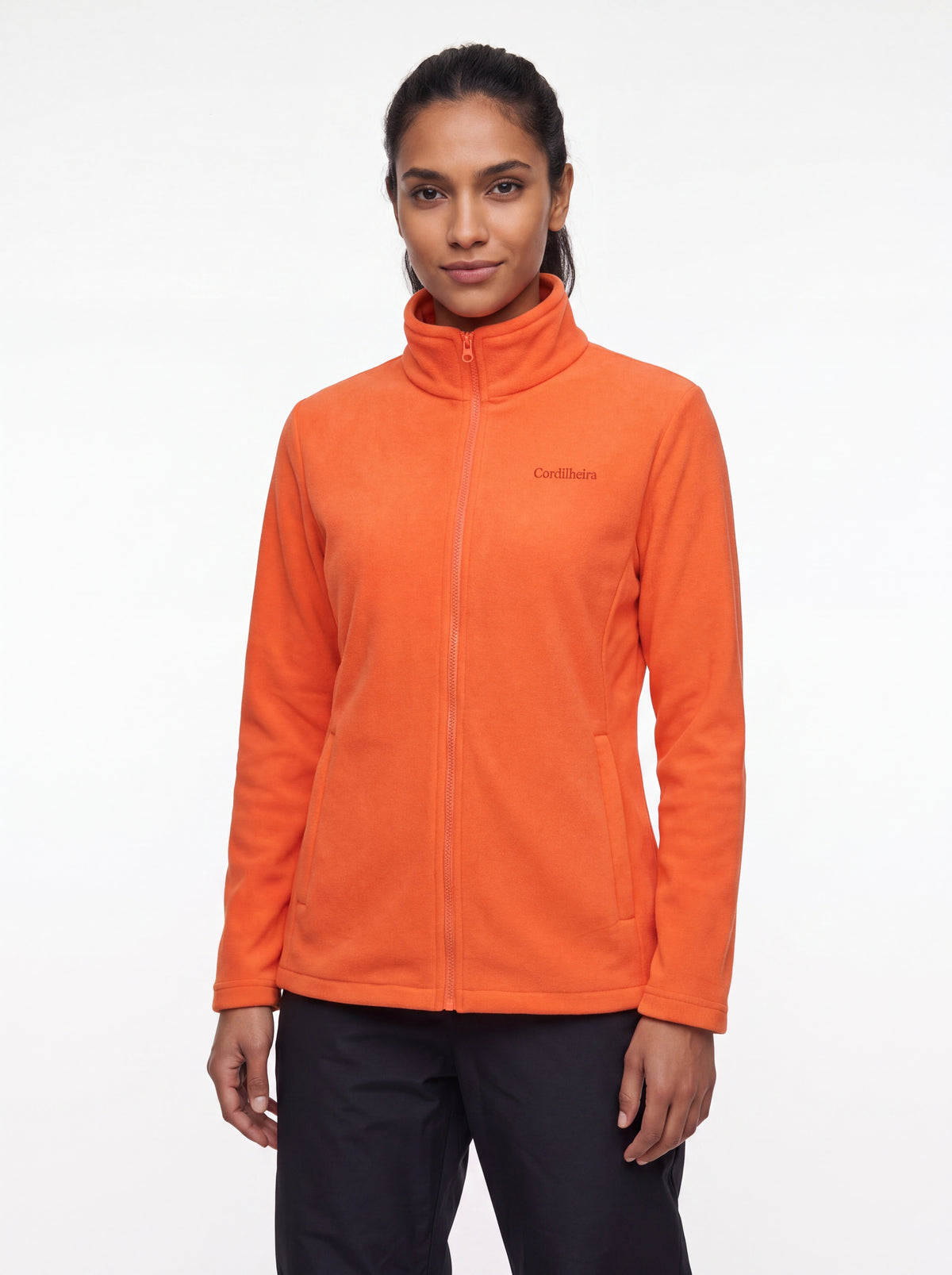 Modelo utilizando segunda camada da Jaqueta 3 em 1 Cordilheira Thermal Shield, Roupa da Marca Cordilheira com Boa versatilidade e conforto Confiável para inverno.