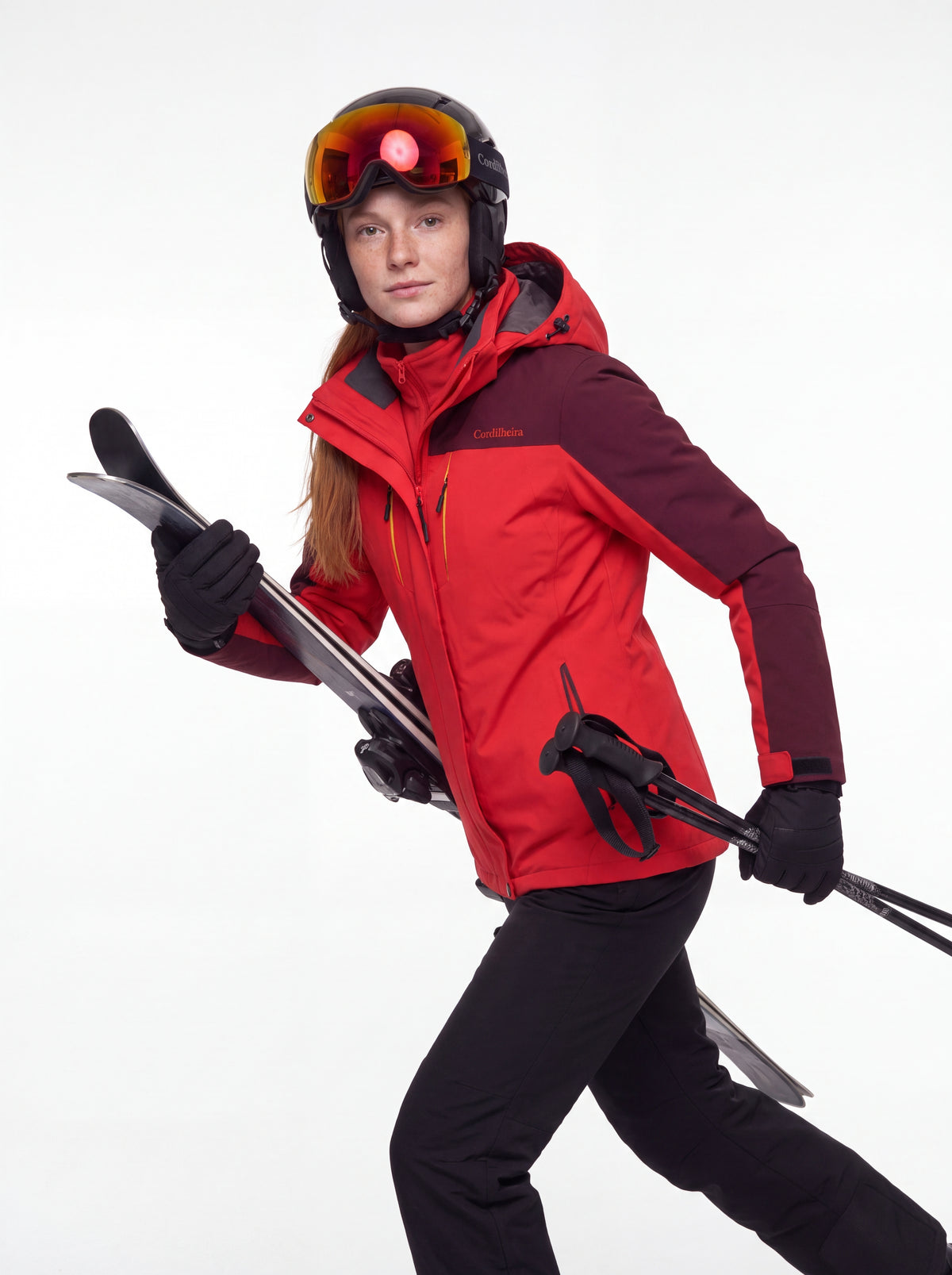 Modelo segurando esquis com Jaqueta 3 em 1 Cordilheira Thermal Shield, Roupa da Marca Cordilheira com Boa proteção Confiável para neve.