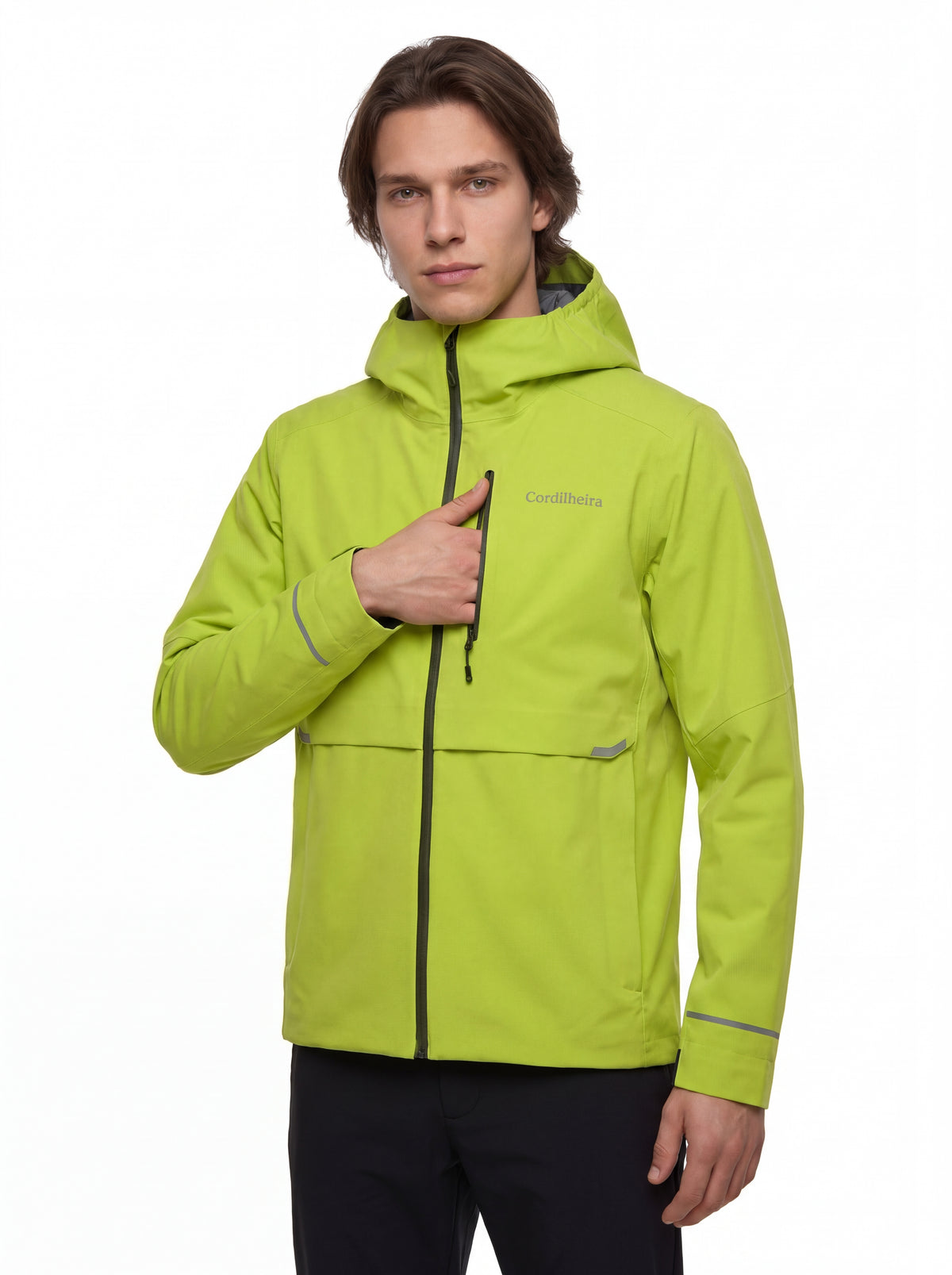 Modelo destacando o bolso no peito da Jaqueta Anorak Cordilheira Defletor Masculina, Roupa da Marca Cordilheira com Boa qualidade, resistência e funcionalidade Confiável para uso outdoor.