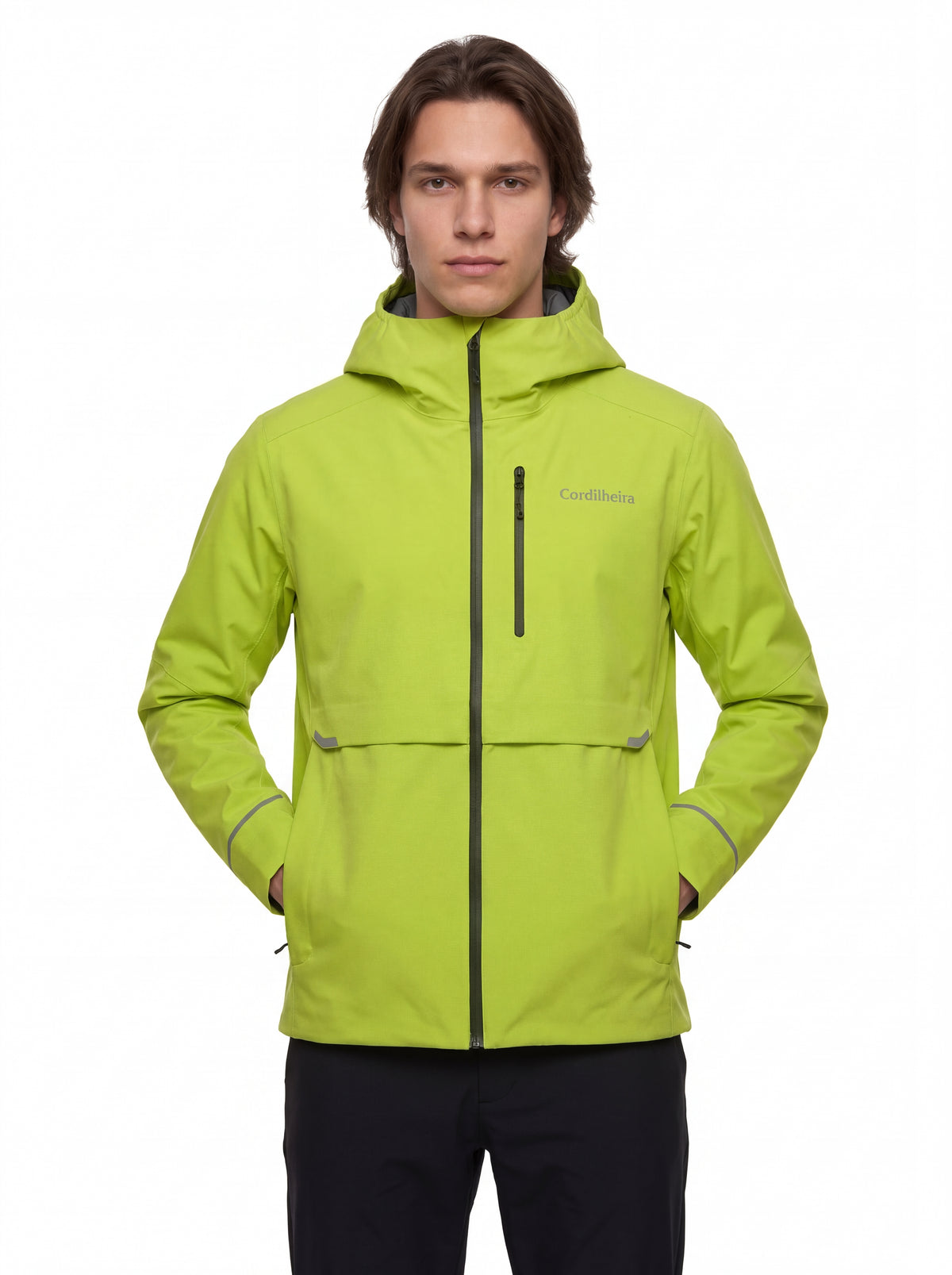 Modelo usando Jaqueta Anorak Cordilheira Defletor Masculina em catálogo de inverno, Roupa da Marca Cordilheira com Boa resistência e proteção Confiável para frio, trilhas e viagens.