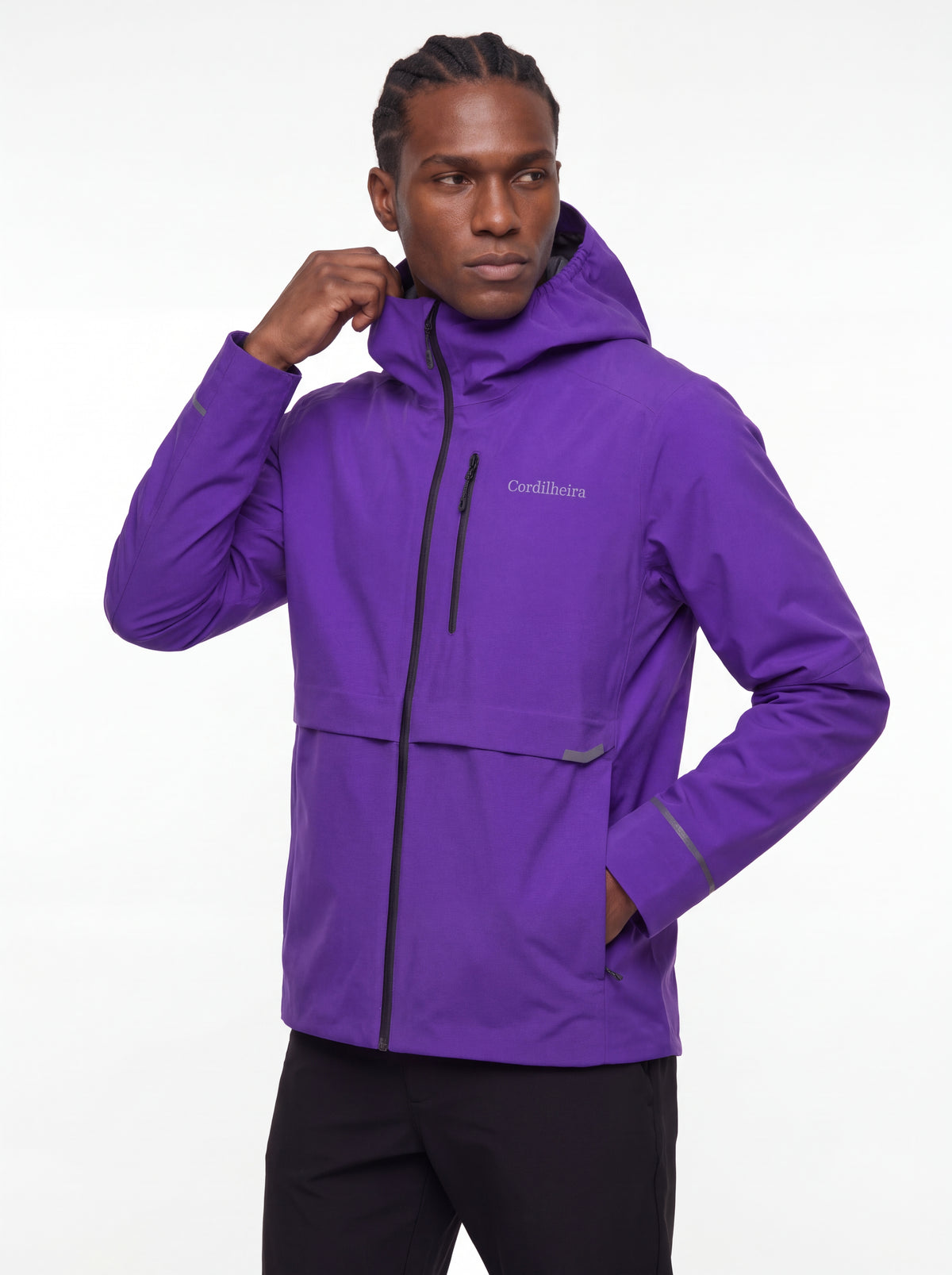Modelo posando para catálogo com Jaqueta Anorak Cordilheira Defletor Masculina, Roupa da Marca Cordilheira com Boa resistência, qualidade e proteção Confiável para hiking.