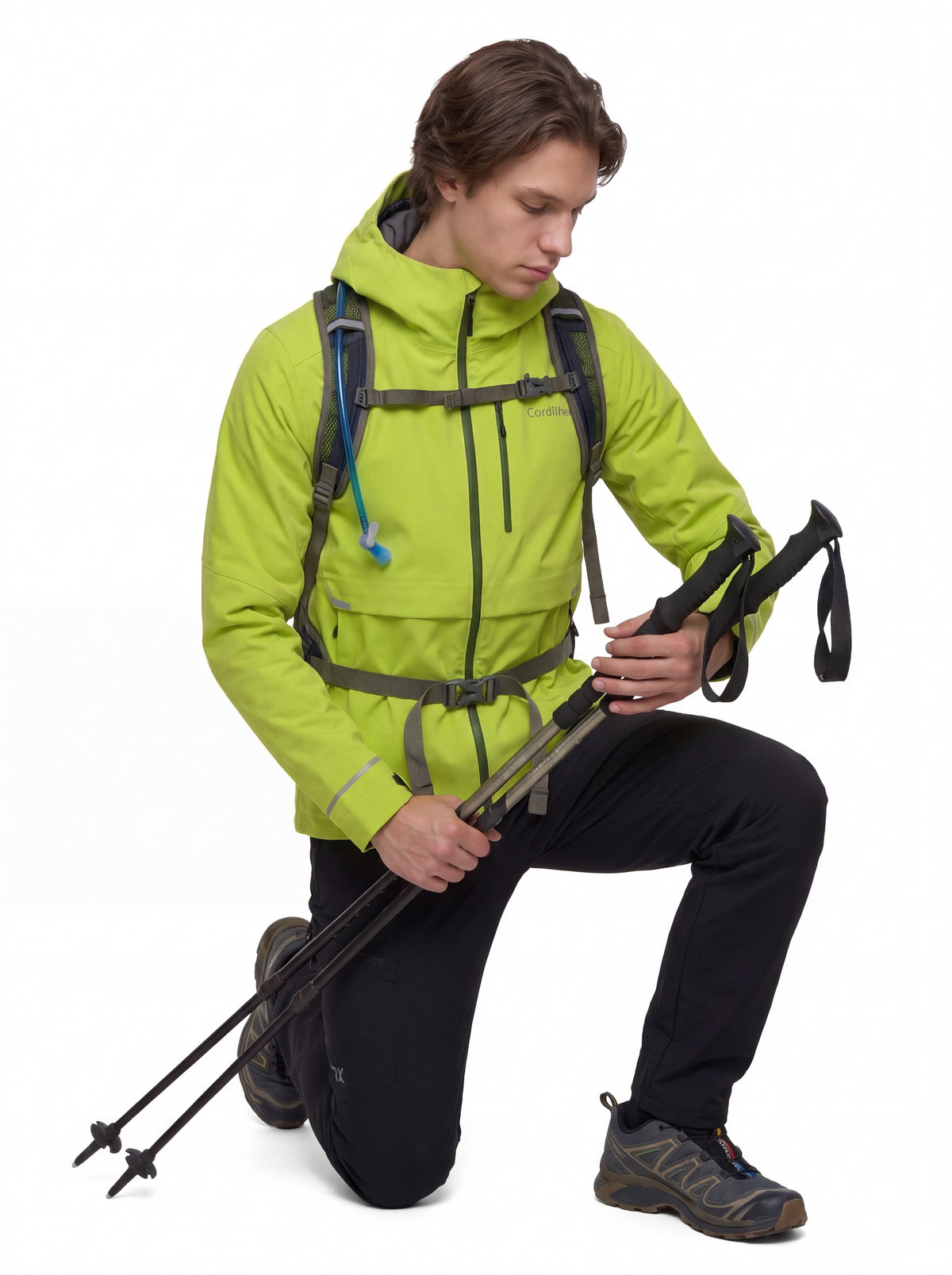 Modelo posando para catálogo com Jaqueta Anorak Cordilheira Defletor Masculina, Roupa da Marca Cordilheira com Boa qualidade, resistência e proteção Confiável para hiking e trekking.