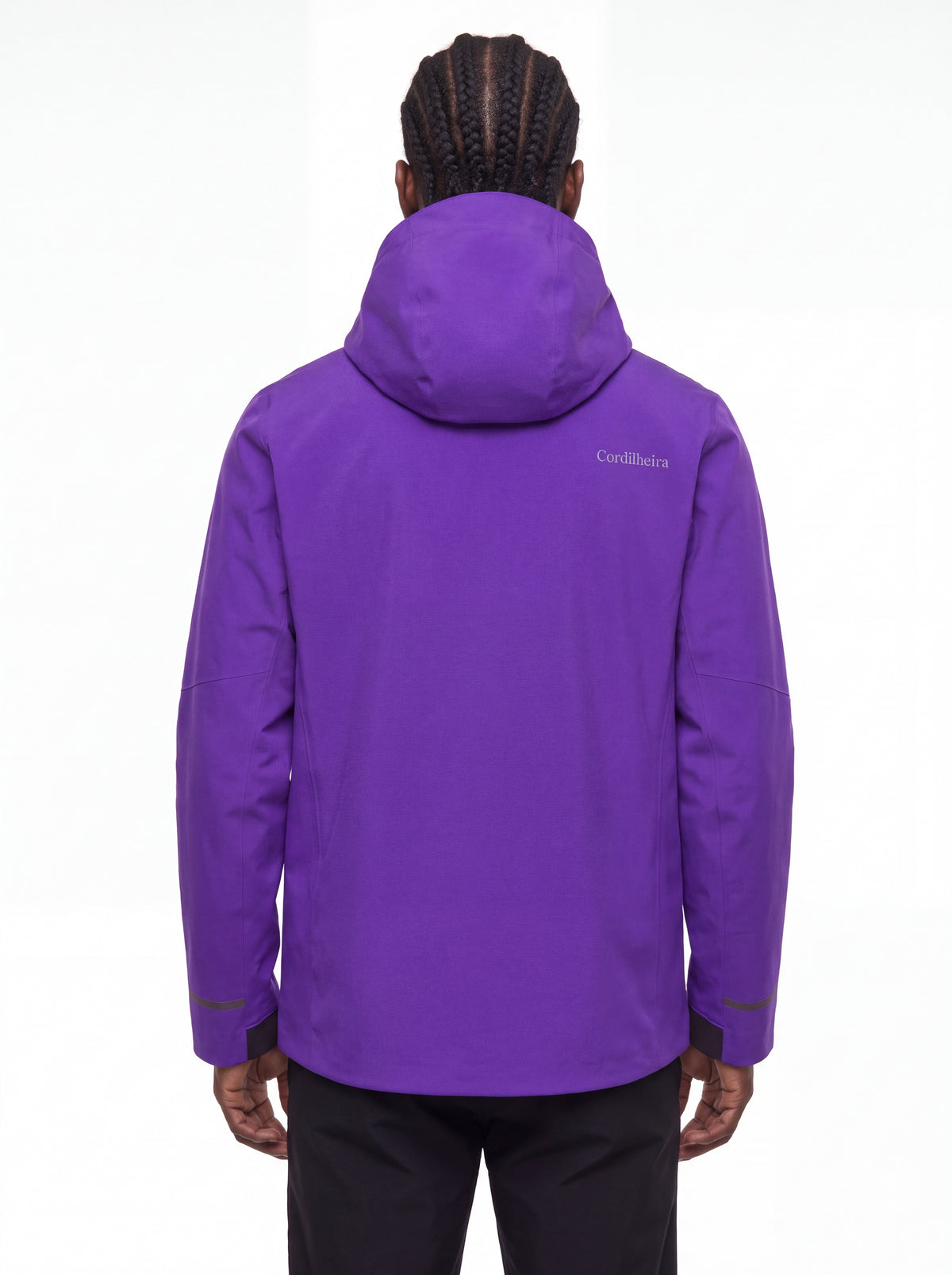 Modelo usando Jaqueta Anorak Cordilheira Defletor Masculina em catálogo de inverno, Roupa da Marca Cordilheira com Boa qualidade, resistência e proteção impermeável Confiável para trilhas e atividades outdoor.