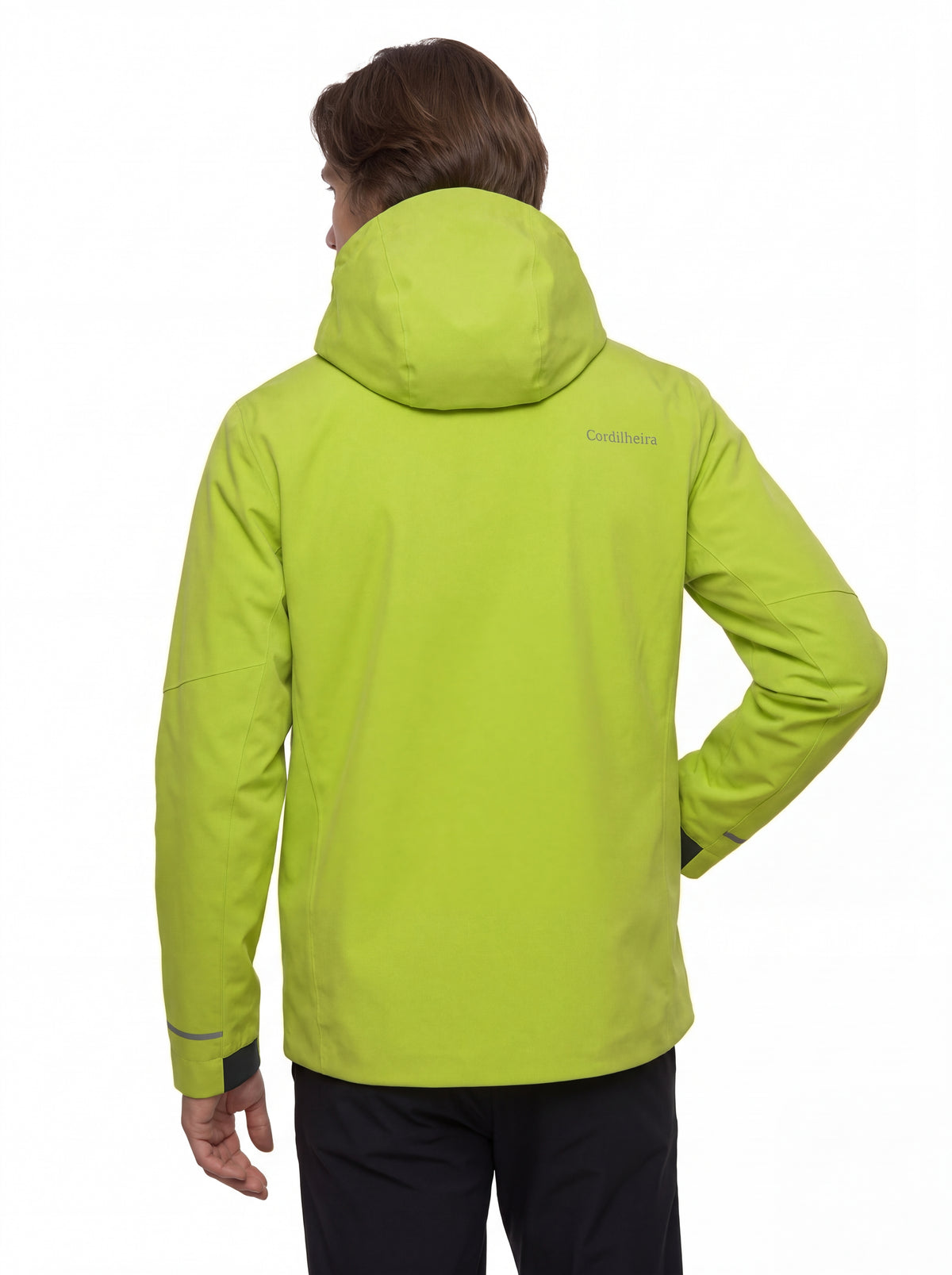 Modelo posando para catálogo de inverno com Jaqueta Anorak Cordilheira Defletor Masculina, Roupa da Marca Cordilheira com Boa proteção, resistência e acabamento Confiável para atividades ao ar livre.