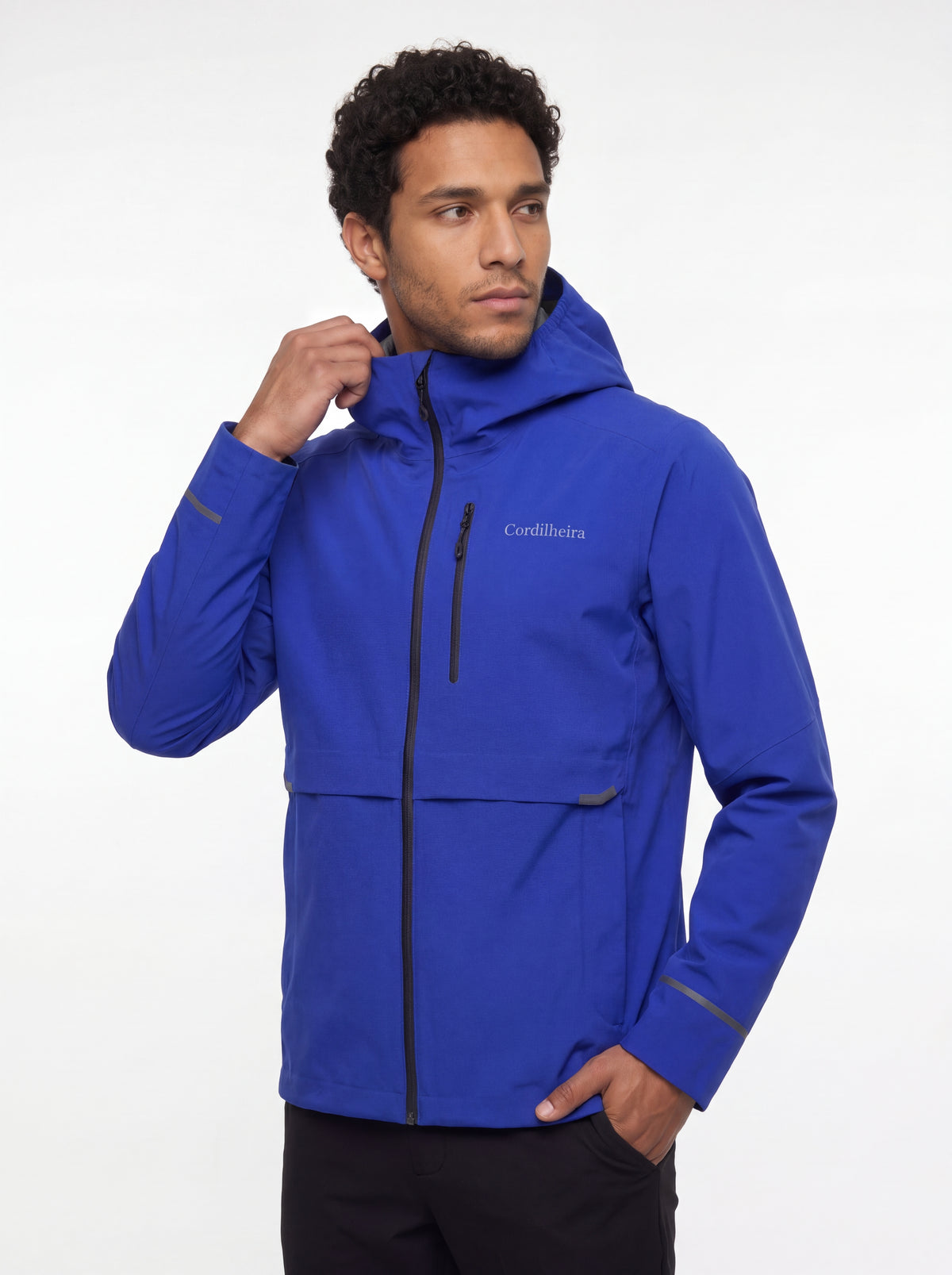 Modelo usando Jaqueta Anorak Cordilheira Defletor Masculina em catálogo de inverno, Roupa da Marca Cordilheira com Boa resistência, qualidade e proteção Confiável para atividades outdoor.