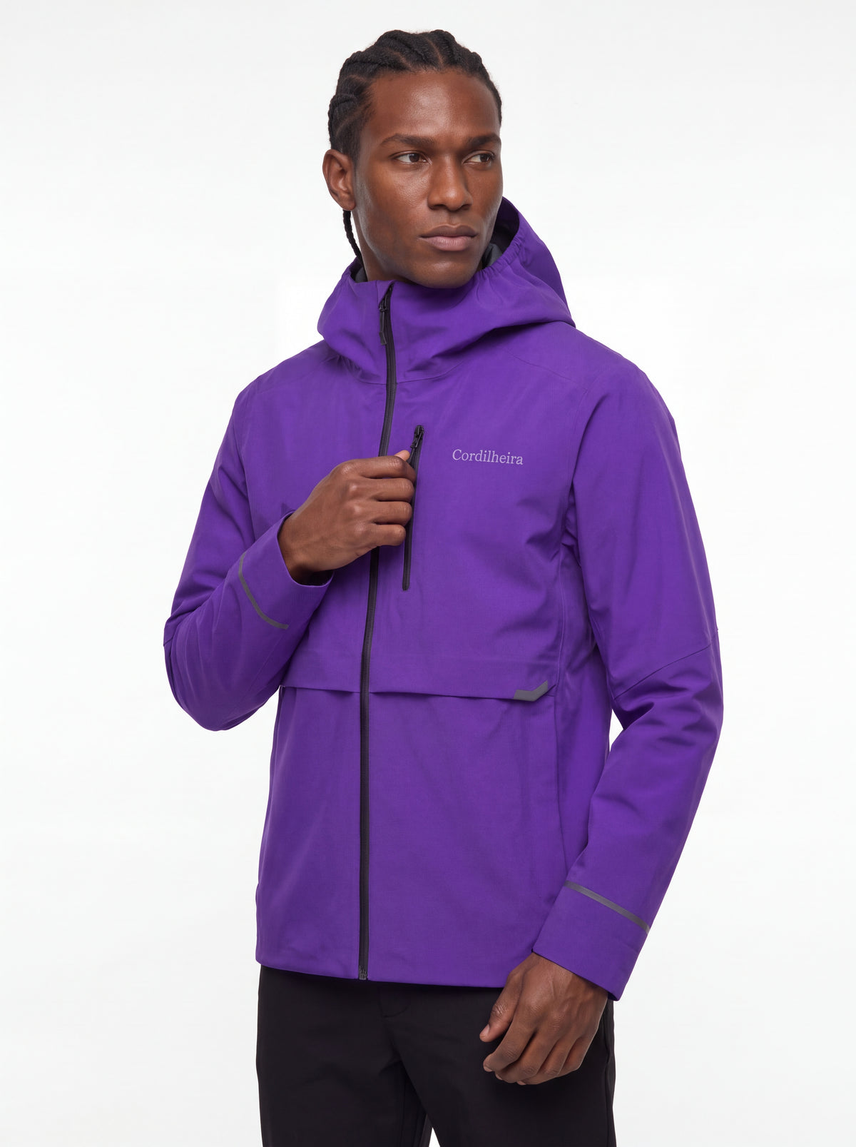 Modelo usando Jaqueta Anorak Cordilheira Defletor Masculina em catálogo de inverno, Roupa da Marca Cordilheira com Boa qualidade, resistência e proteção Confiável para trilhas.