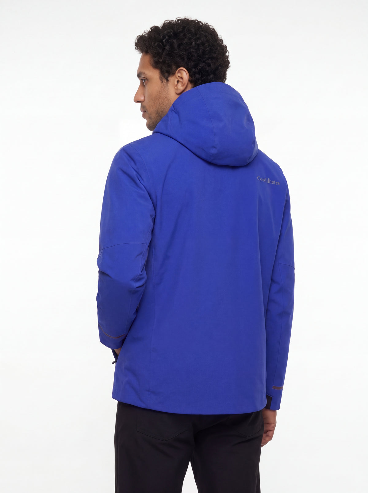 Modelo usando Jaqueta Anorak Cordilheira Defletor Masculina, Roupa da Marca Cordilheira com Boa qualidade, resistência e impermeabilidade Confiável para hiking, trekking e atividades outdoor.