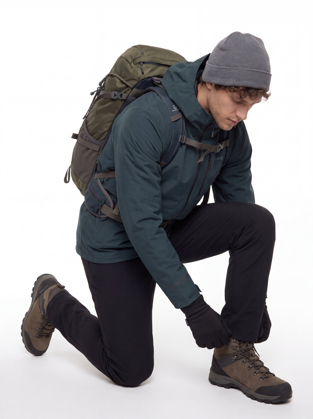 Modelo usando Jaqueta Anorak Cordilheira Defletor Masculina em catálogo, Roupa da Marca Cordilheira com Boa qualidade, resistência e proteção Confiável para atividades ao ar livre.