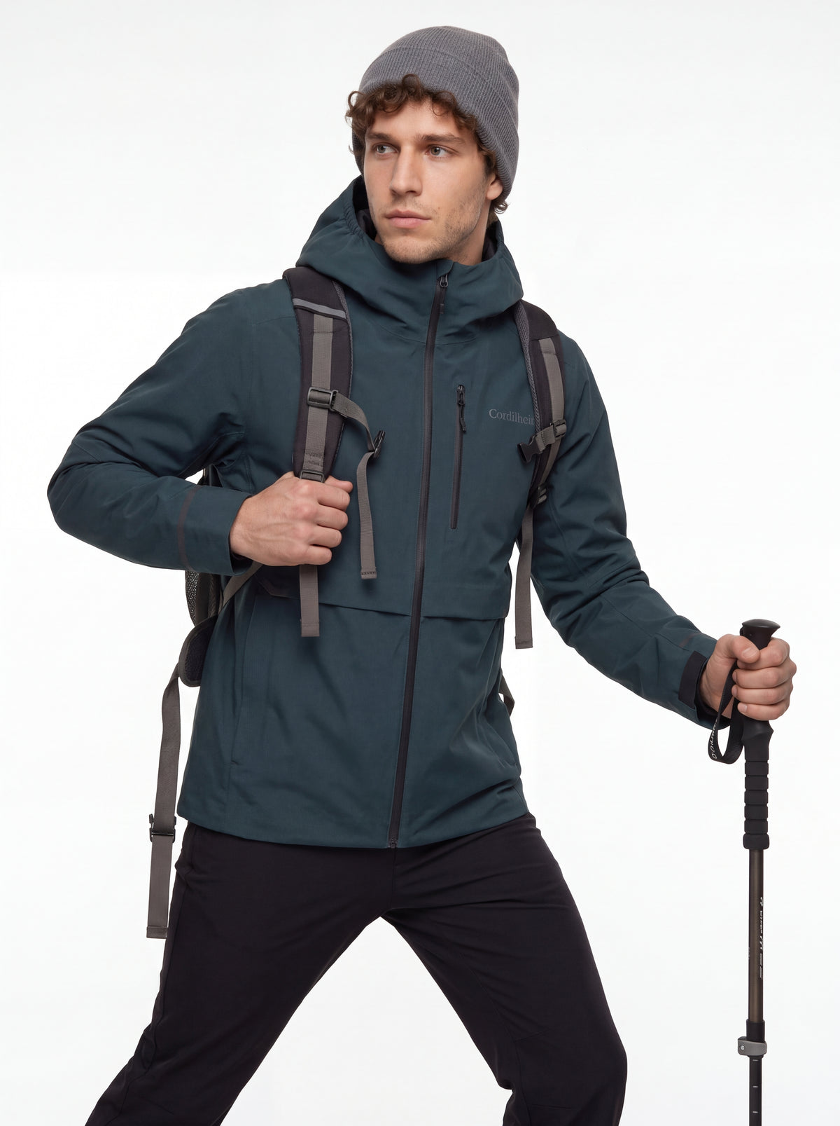 Modelo posando para catálogo de trekking com Jaqueta Anorak Cordilheira Defletor Masculina, Roupa da Marca Cordilheira com Boa resistência e proteção impermeável Confiável para aventuras outdoor.
