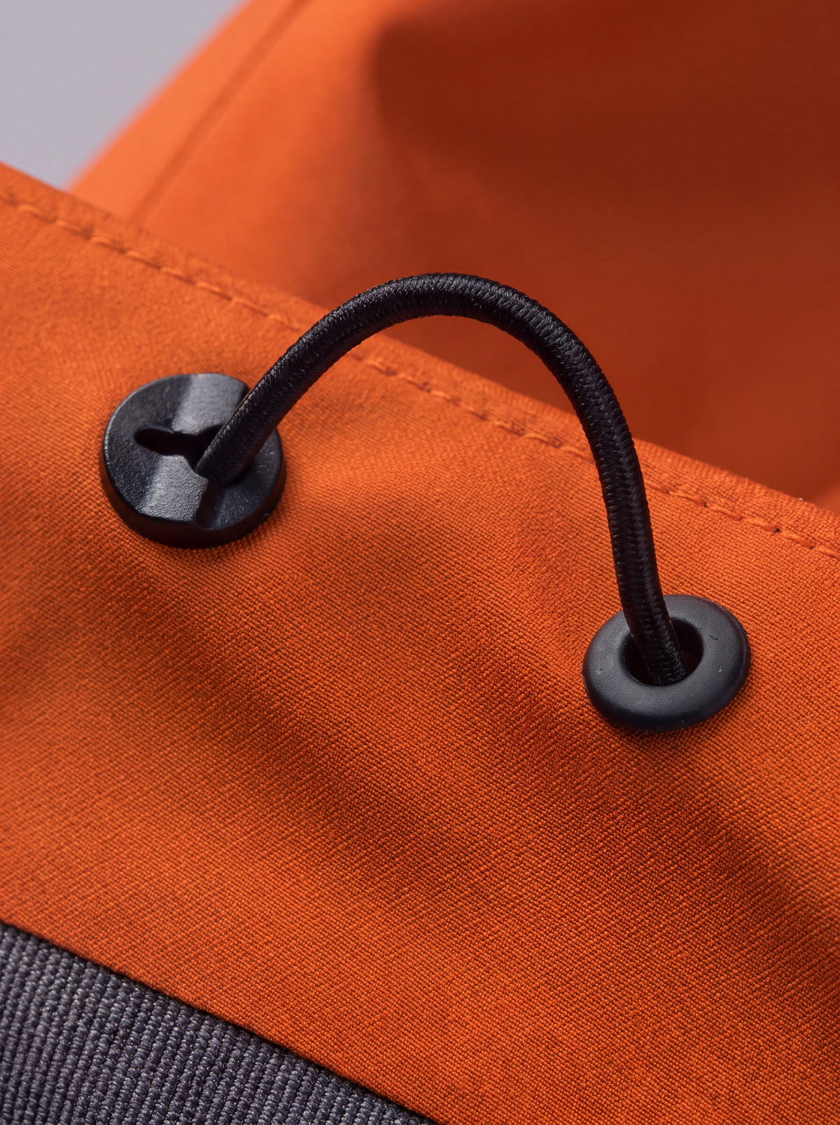 Detalhe da construção da Jaqueta Anorak Cordilheira Defletor Masculina, Roupa da Marca Cordilheira com Boa resistência, qualidade e acabamento Confiável para hiking e trekking.
