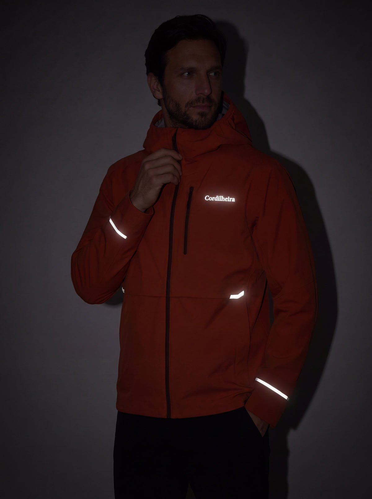 Detalhes refletivos da Jaqueta Anorak Cordilheira Defletor Masculina, Roupa da Marca Cordilheira com Boa qualidade, resistência e acabamento Confiável para trilhas e atividades outdoor.