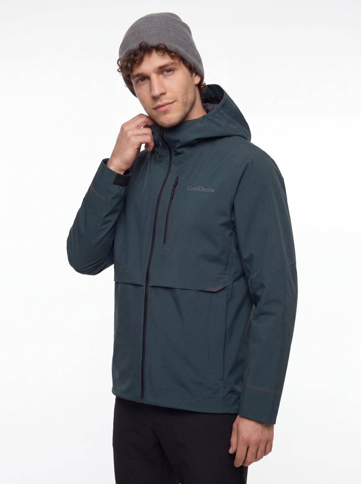 Modelo usando Jaqueta Anorak Cordilheira Defletor Masculina em fundo branco, Roupa da Marca Cordilheira com Boa qualidade, resistência e proteção Confiável para uso outdoor.