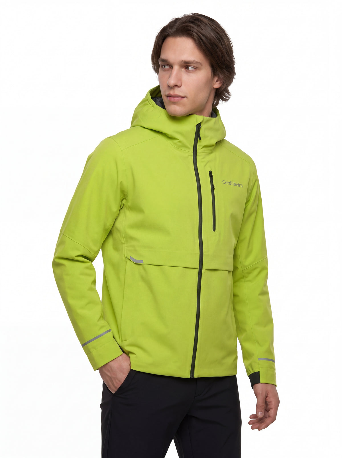 Modelo usando Jaqueta Anorak Cordilheira Defletor Masculina em fundo branco, Roupa da Marca Cordilheira com Boa qualidade, resistência e proteção Confiável para trilhas e trekking.