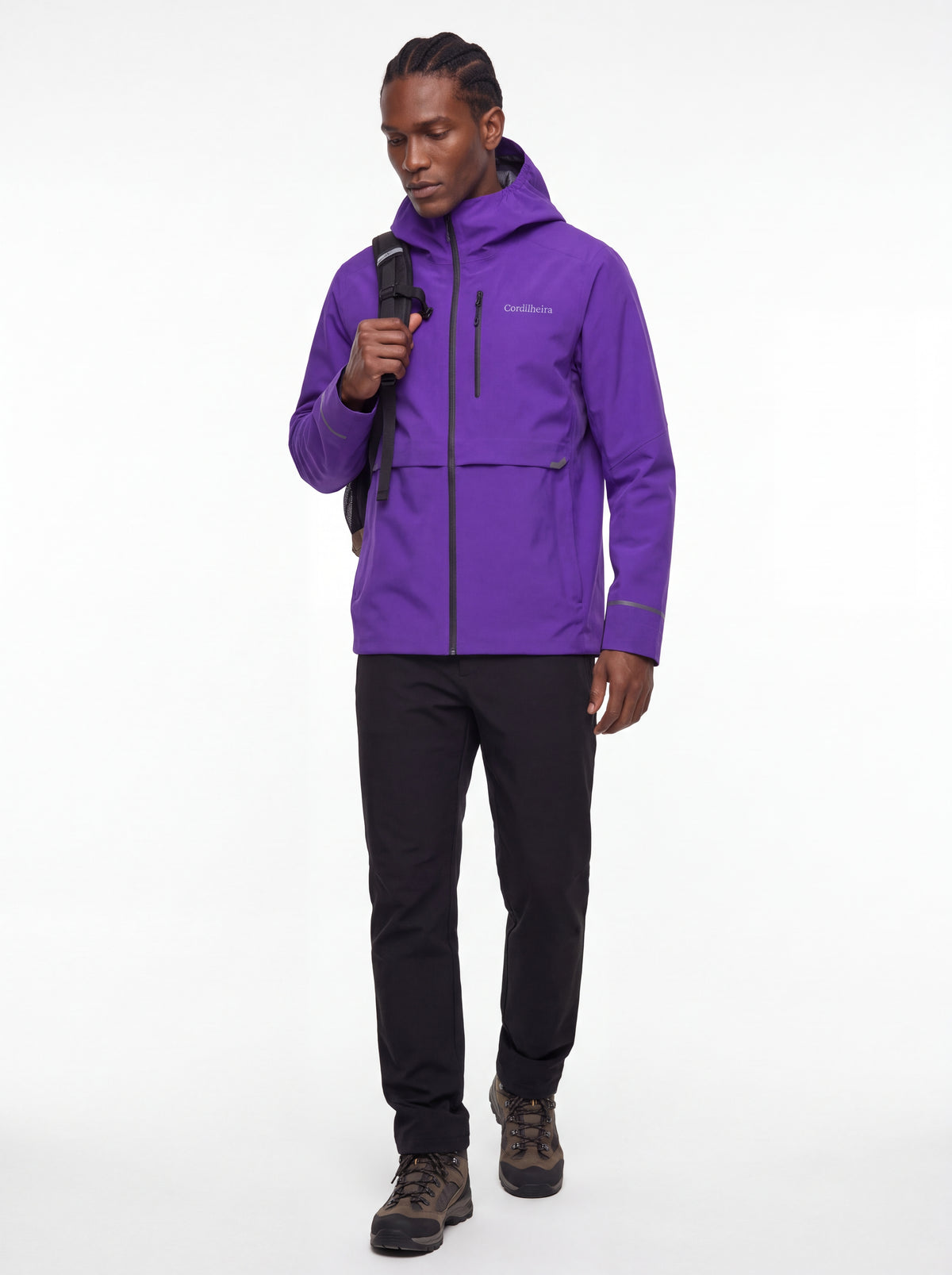 Modelo usando Jaqueta Anorak Cordilheira Defletor Masculina em proposta hiking, Roupa da Marca Cordilheira com Boa resistência, qualidade e proteção Confiável para atividades ao ar livre.