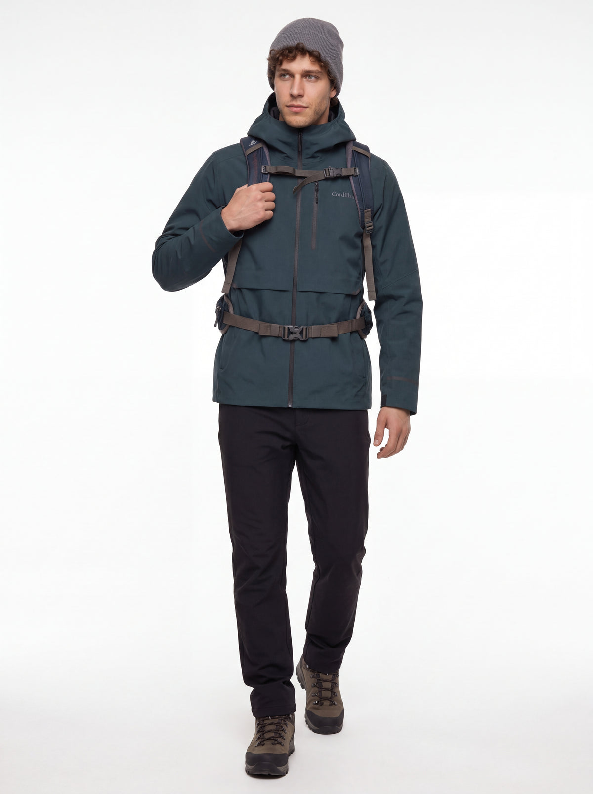 Modelo usando Jaqueta Anorak Cordilheira Defletor Masculina em proposta profissional de hiking, Roupa da Marca Cordilheira com Boa resistência e proteção impermeável Confiável para trilhas.