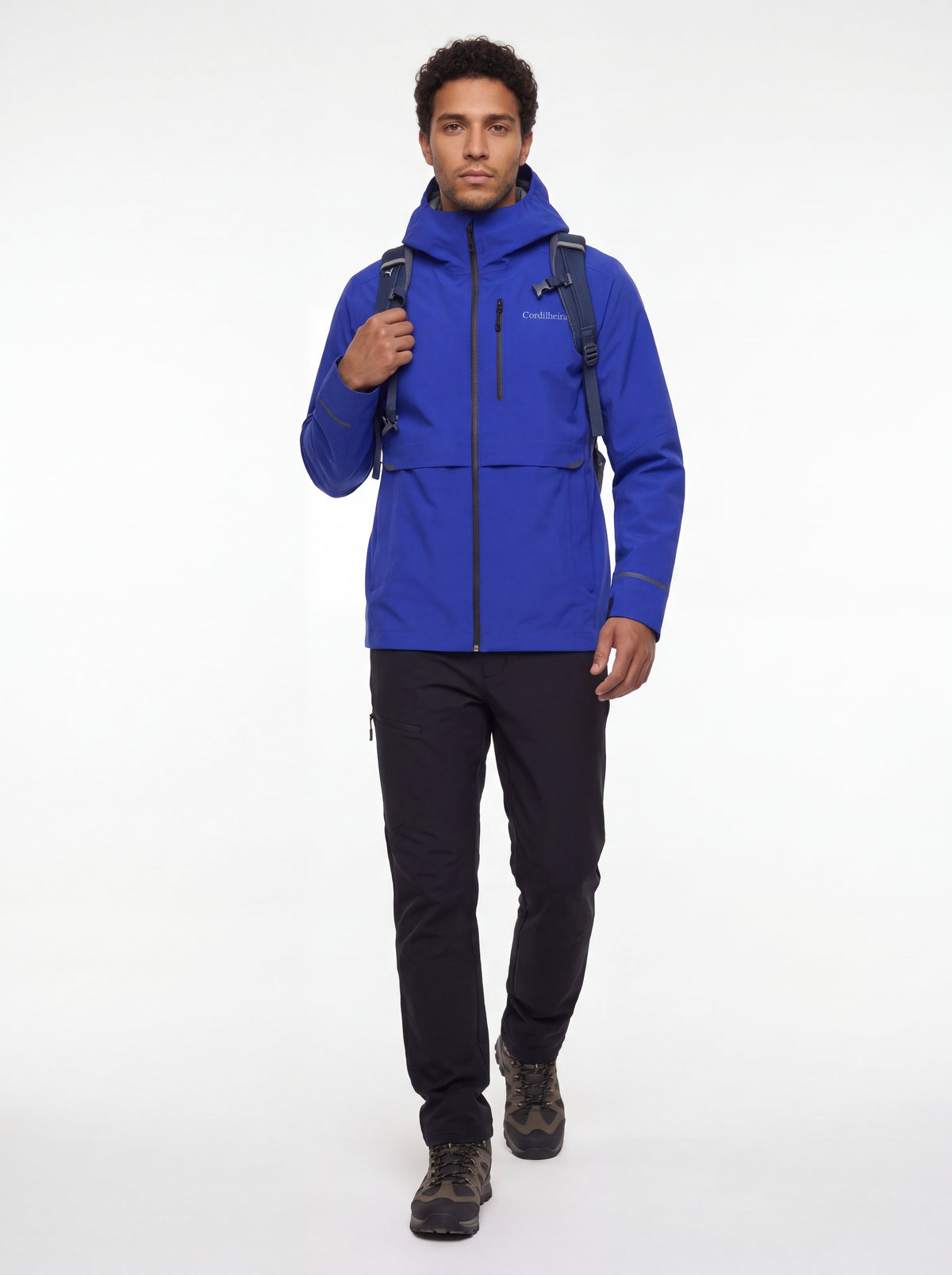 Modelo usando Jaqueta Anorak Cordilheira Defletor Masculina em proposta hiking, Roupa da Marca Cordilheira com Boa resistência, impermeabilidade e proteção Confiável para trilhas.