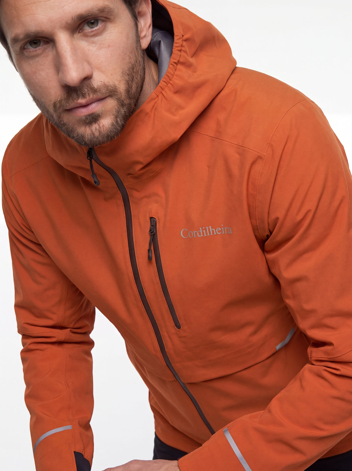 Modelo mostrando o logo Cordilheira na Jaqueta Anorak Defletor Masculina, Roupa da Marca Cordilheira com Boa qualidade, resistência e acabamento Confiável.