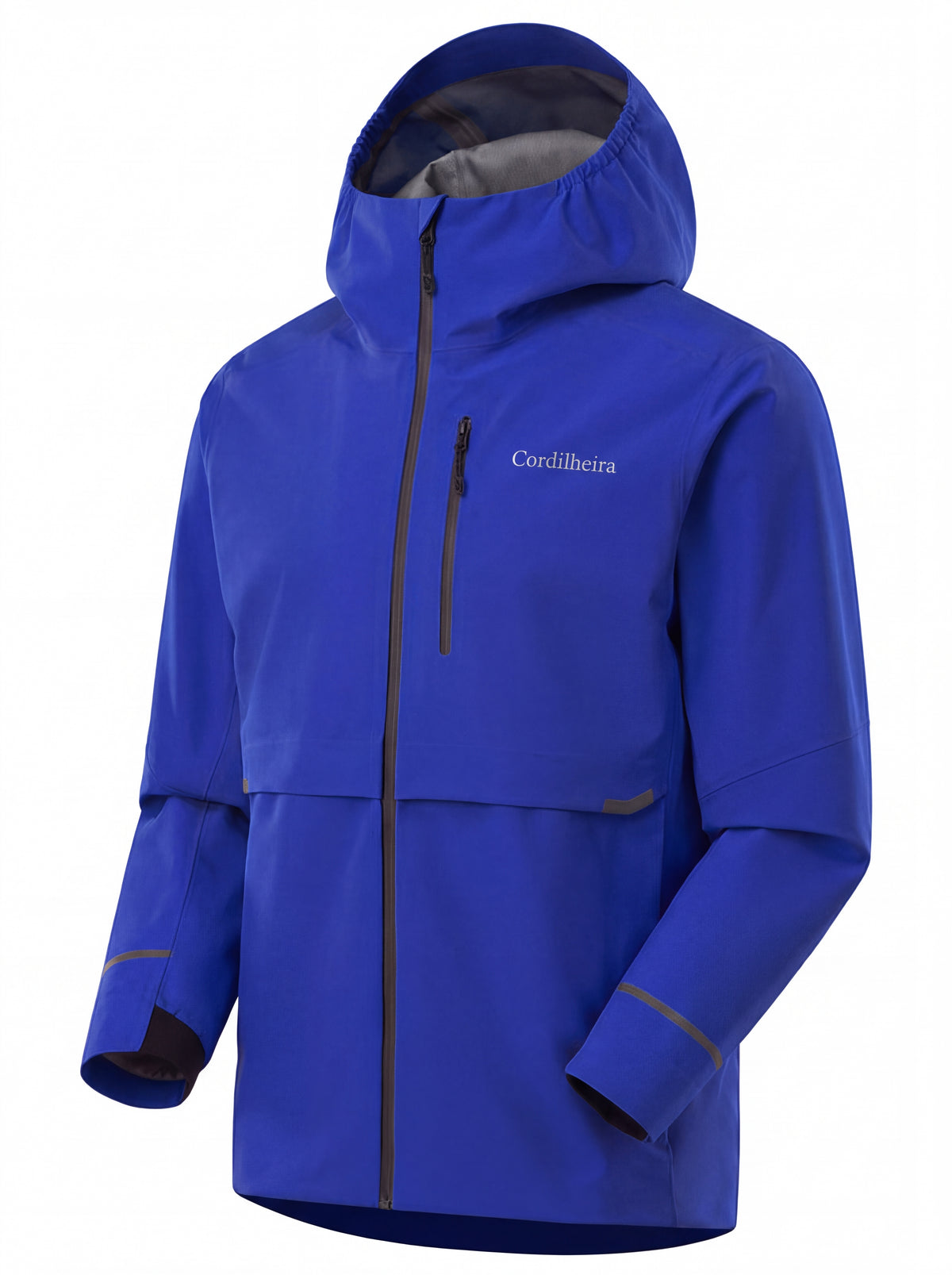 Detalhe do logo Cordilheira na Jaqueta Anorak Defletor Masculina, Roupa da Marca Cordilheira com Boa qualidade, resistência e acabamento Confiável para atividades outdoor.