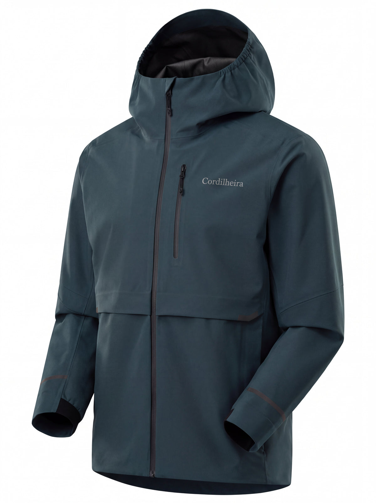 Detalhe do logo da Jaqueta Anorak Cordilheira Defletor Masculina, Roupa da Marca Cordilheira com Boa qualidade, resistência e acabamento Confiável para hiking, trekking e outdoor.